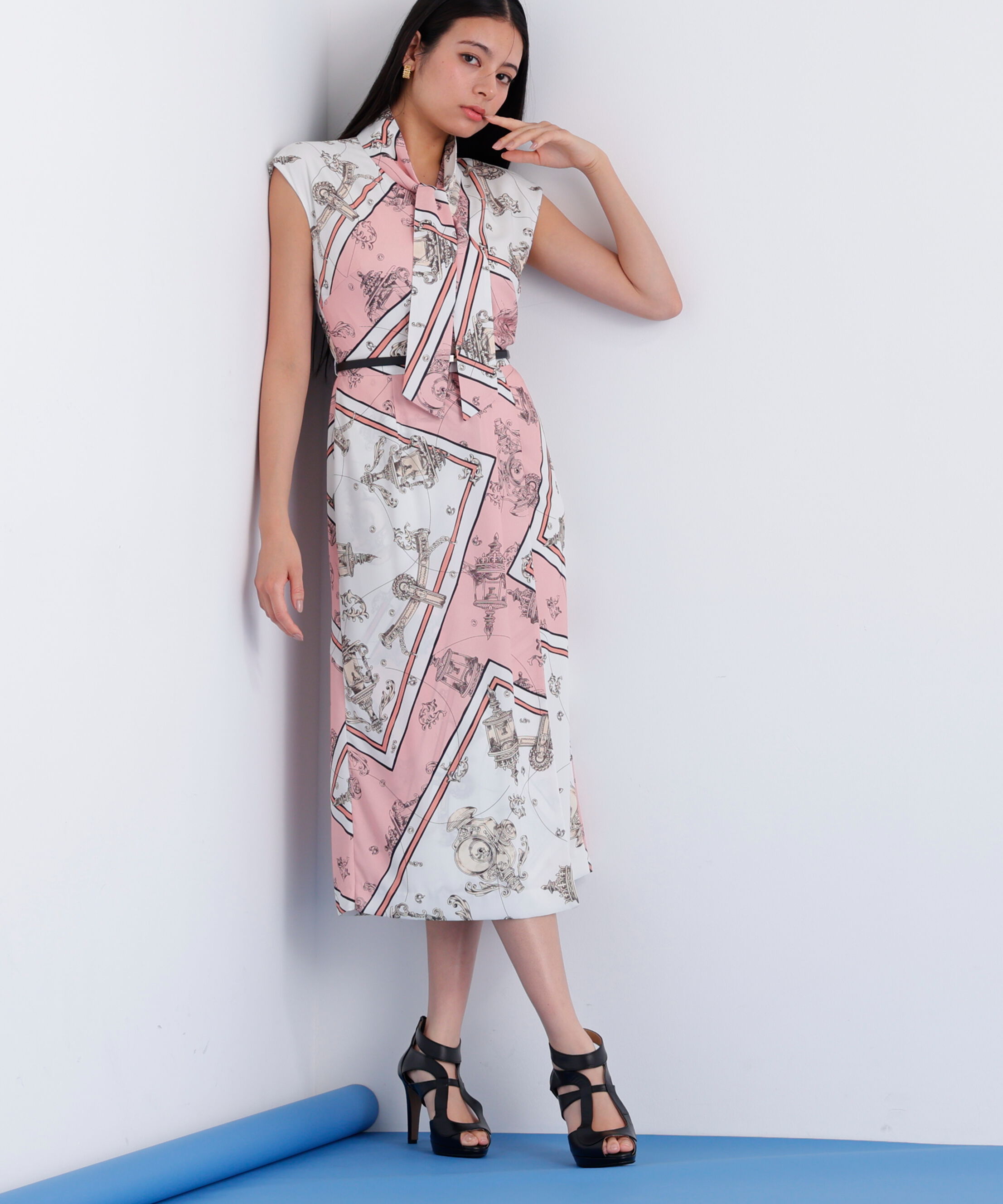  「<追加生産予約>［美香さん着用］バロックスカーフプリントワンピース」|ワンピース|