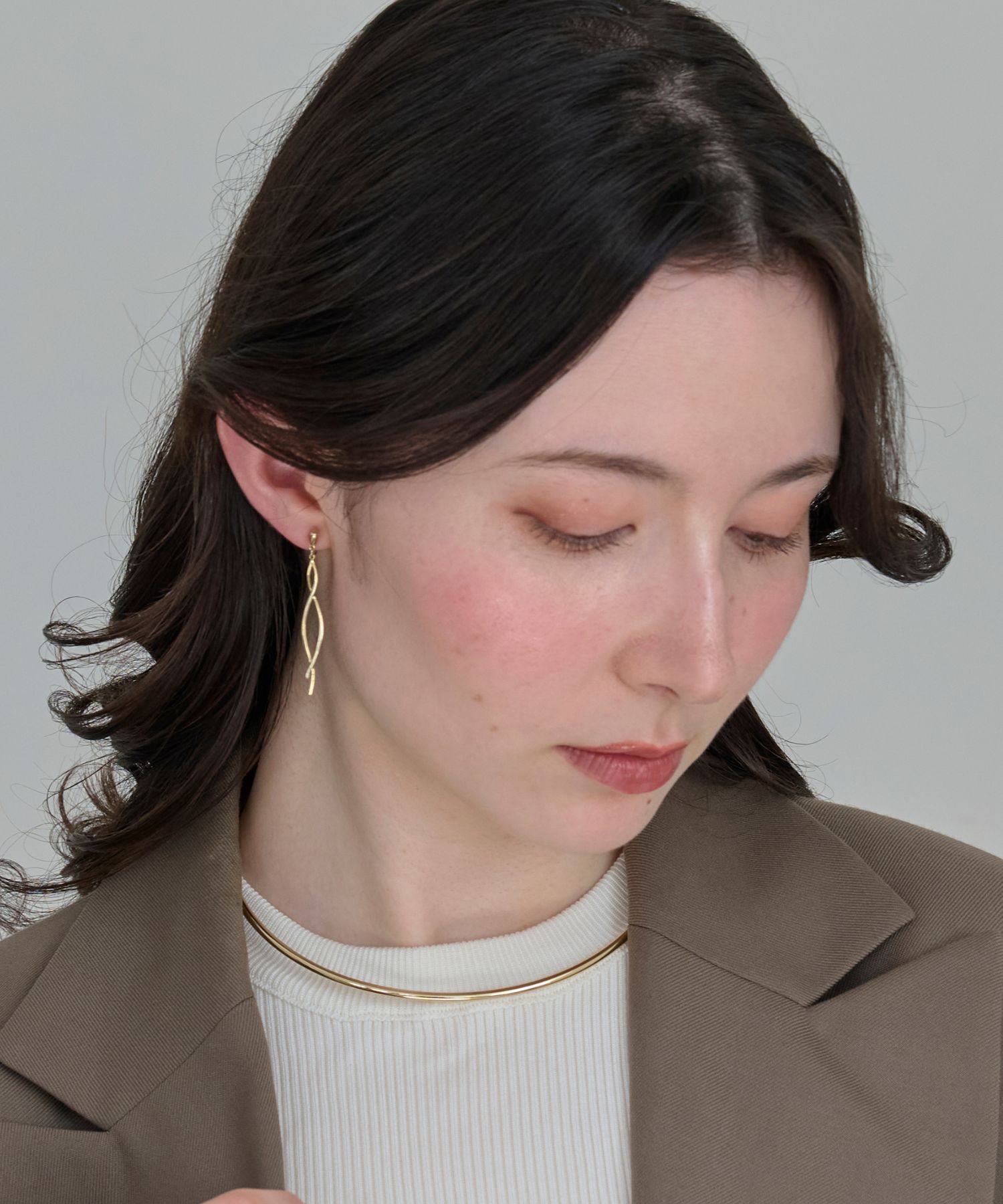 Phoebe「【金属アレルギー対応】【痛くないシリーズ】スウィングクリスタルループフィットイヤリング　ゴールド」|イヤリング|