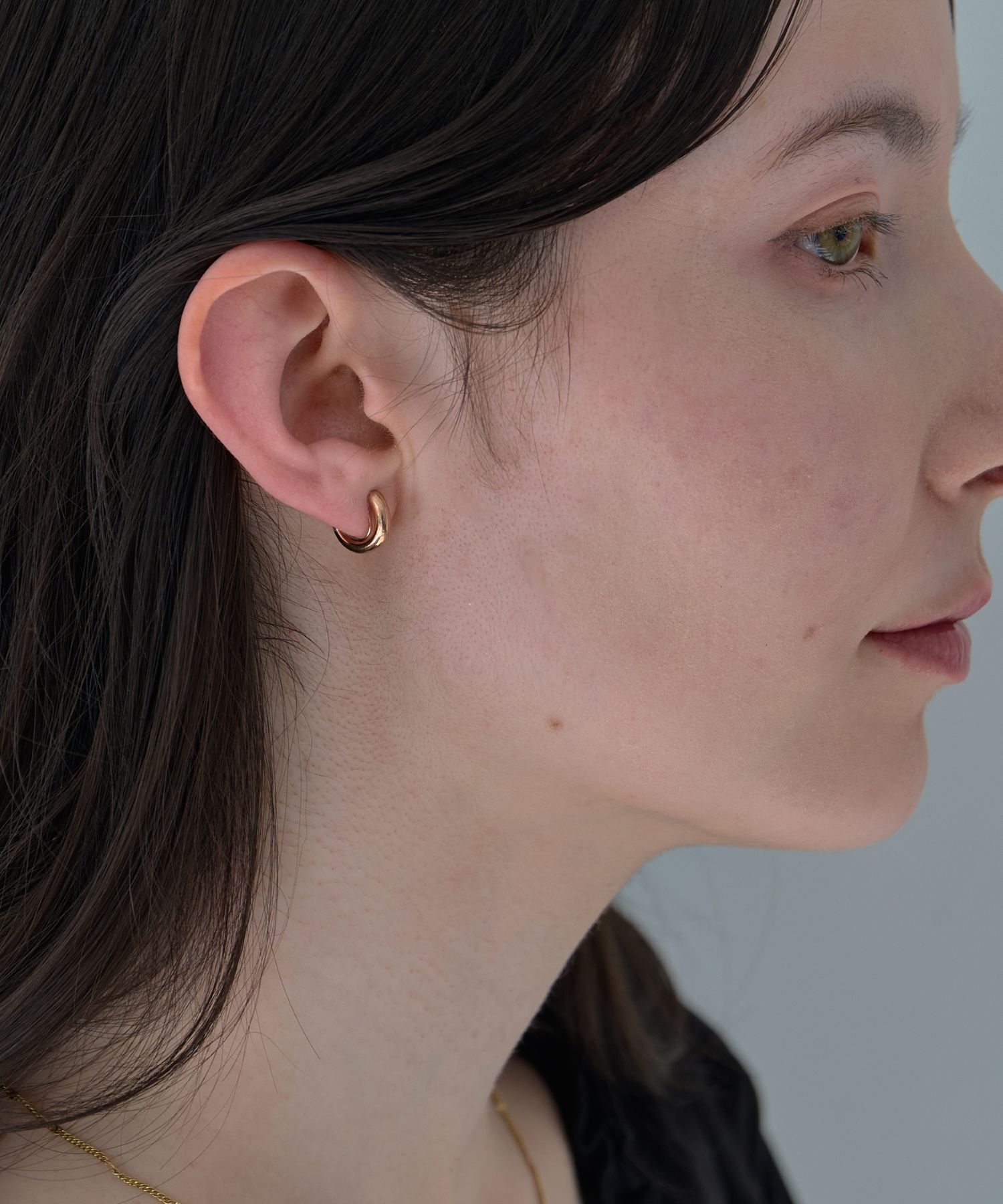 Phoebe「【痛くないシリーズ/金属アレルギー対応】ミニマルストレートフープライトフィットイヤリング　シャンパン」|イヤリング|