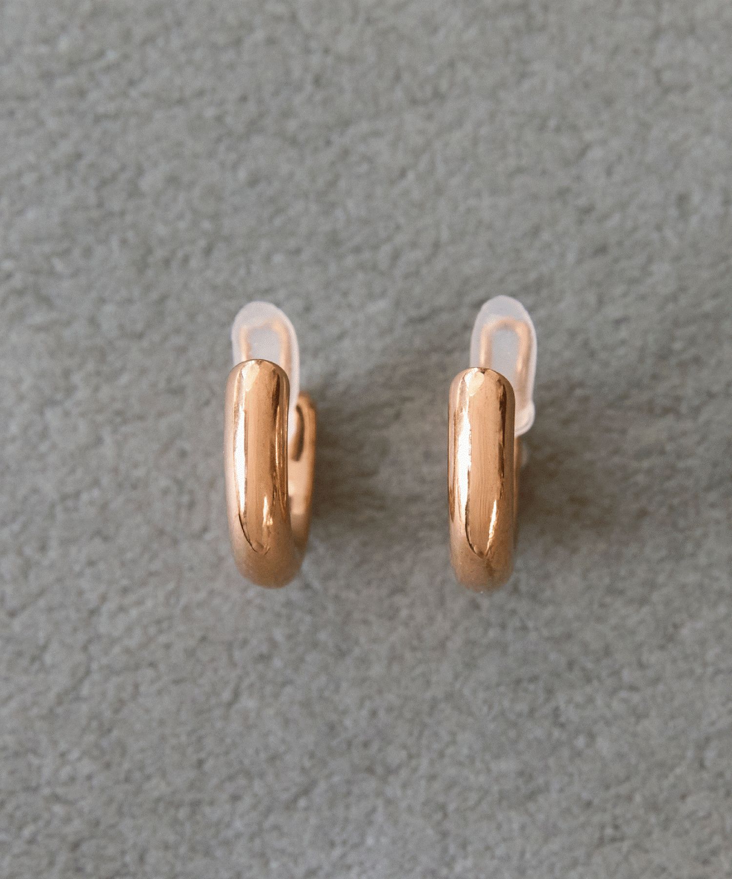 Phoebe「【痛くないシリーズ/金属アレルギー対応】ミニマルストレートフープライトフィットイヤリング　シャンパン」|イヤリング|