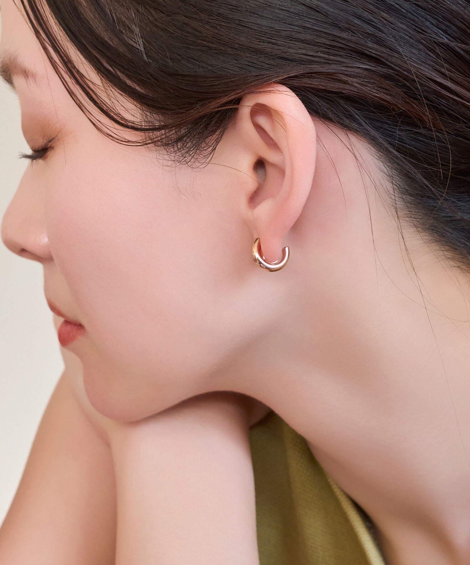 Phoebe「【痛くないシリーズ/金属アレルギー対応】ミニマルストレートフープライトフィットイヤリング　シャンパン」|イヤリング|
