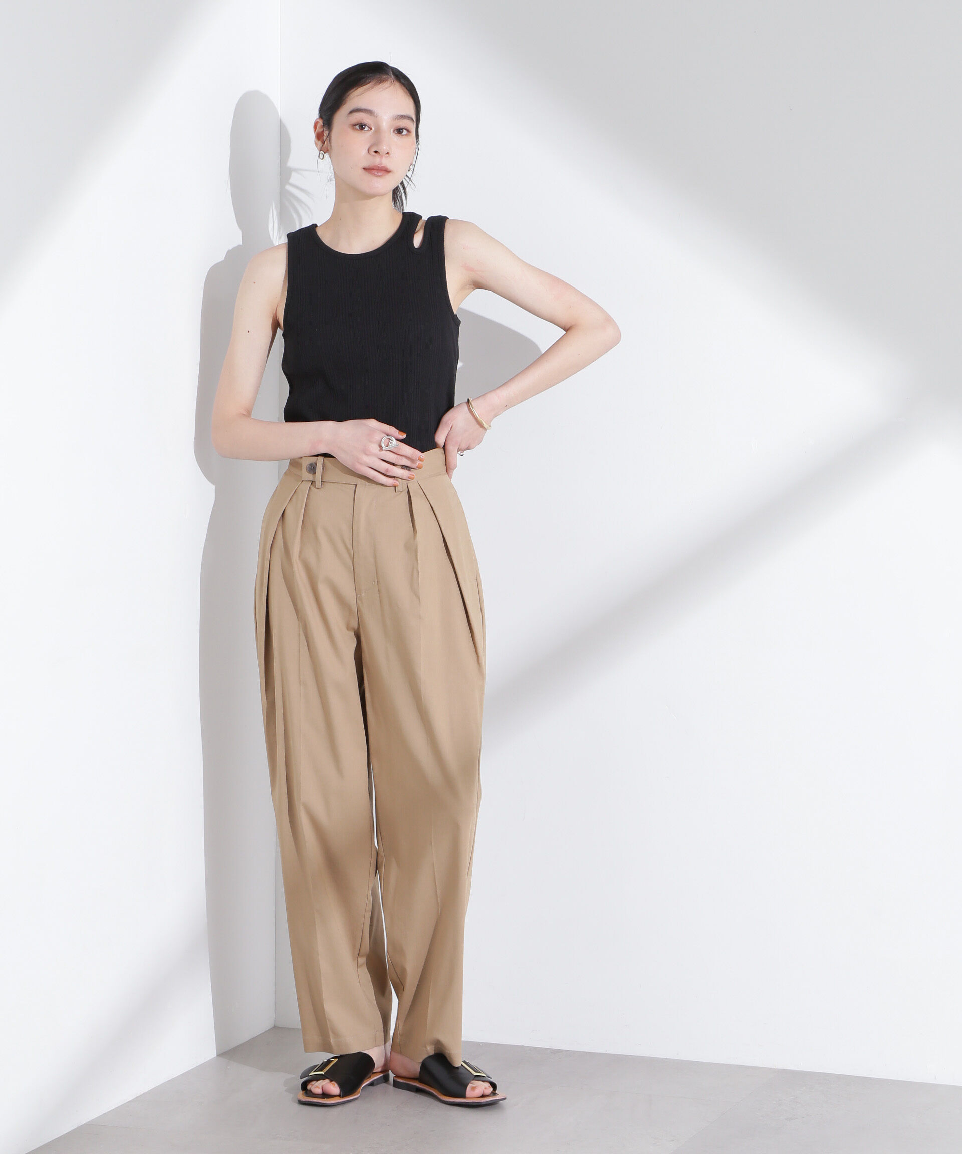 nano･universe「リネンストレッチタックコクーンパンツ」|チノ|