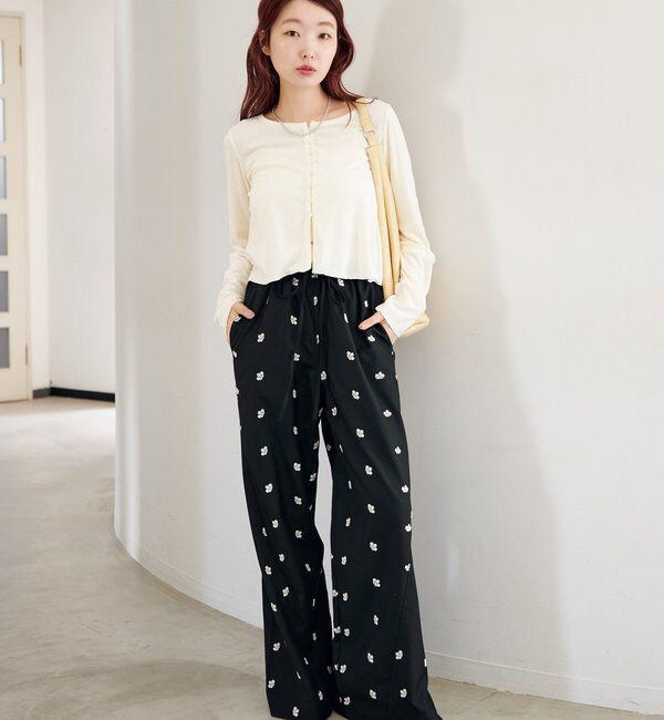  「【新色追加/2サイズ展開/低身長サイズ】フラワーステッチワイドパンツ」|チノ|