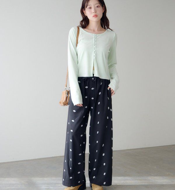  「【新色追加/2サイズ展開/低身長サイズ】フラワーステッチワイドパンツ」|チノ|