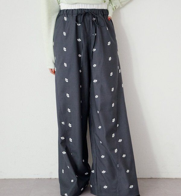  「【新色追加/2サイズ展開/低身長サイズ】フラワーステッチワイドパンツ」|チノ|