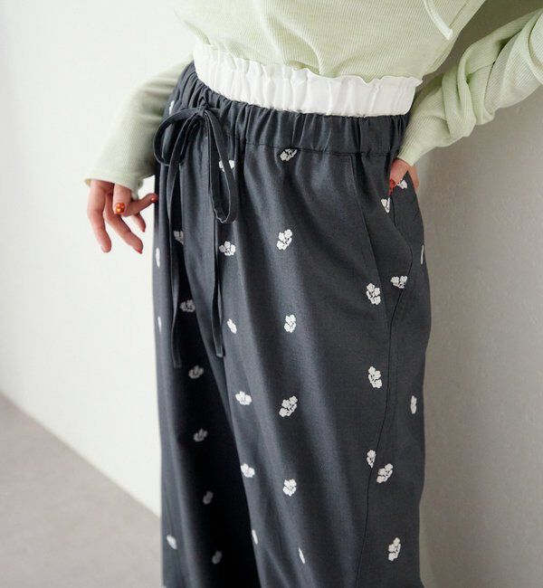  「【新色追加/2サイズ展開/低身長サイズ】フラワーステッチワイドパンツ」|チノ|