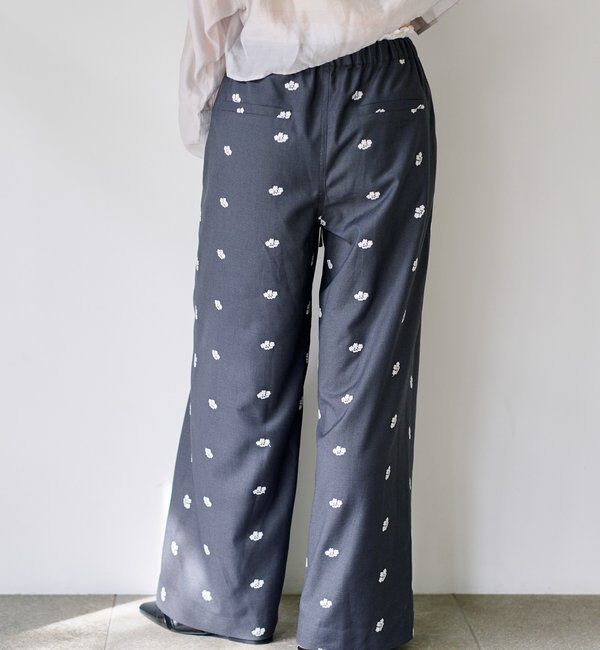  「【新色追加/2サイズ展開/低身長サイズ】フラワーステッチワイドパンツ」|チノ|