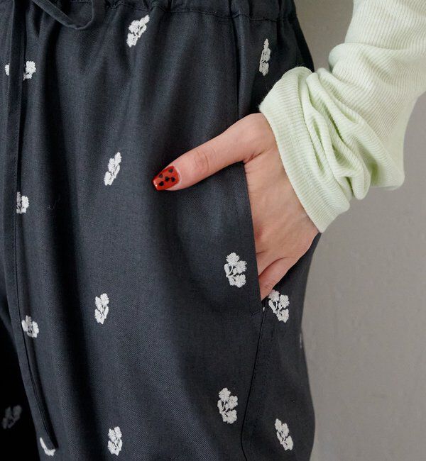  「【新色追加/2サイズ展開/低身長サイズ】フラワーステッチワイドパンツ」|チノ|