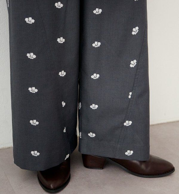  「【新色追加/2サイズ展開/低身長サイズ】フラワーステッチワイドパンツ」|チノ|