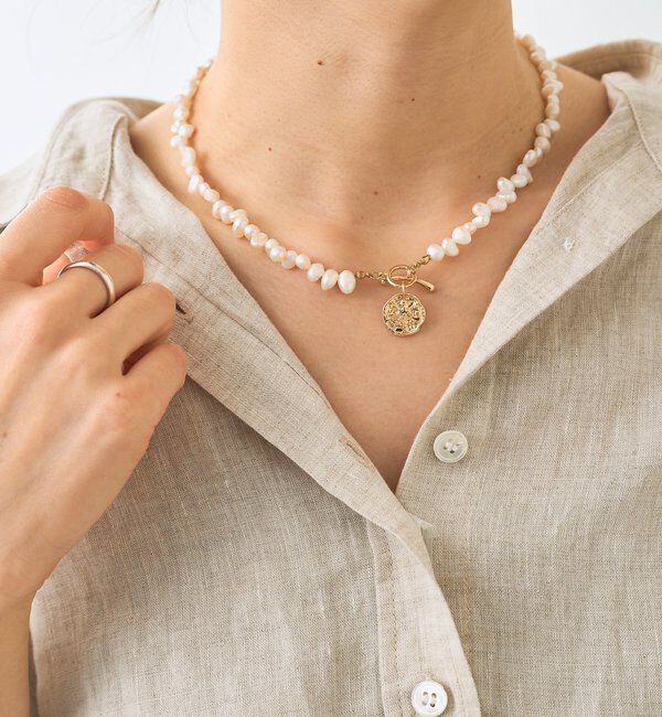  「【華やかな印象に】プレート付きパールショートネックレス」|ブローチ・コサージュ|