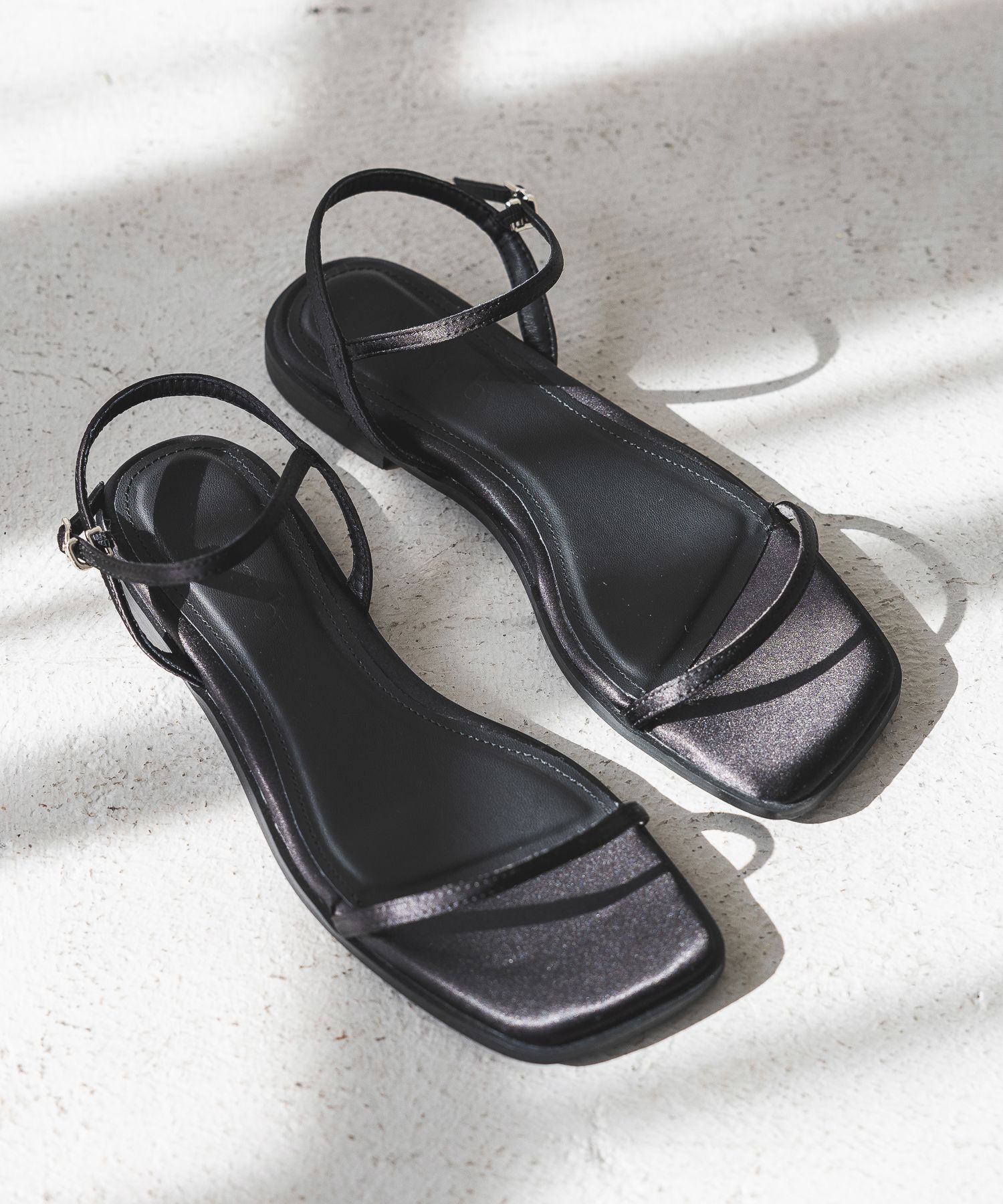A part by 「サテンナローフラットサンダル」|サンダル|ブラック