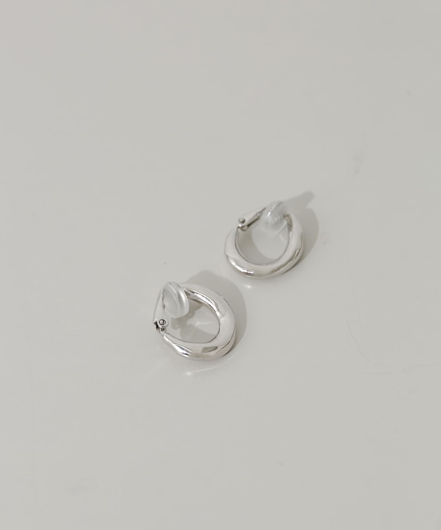 SMELLY「メタルカーブフープイヤリング」|イヤリング|