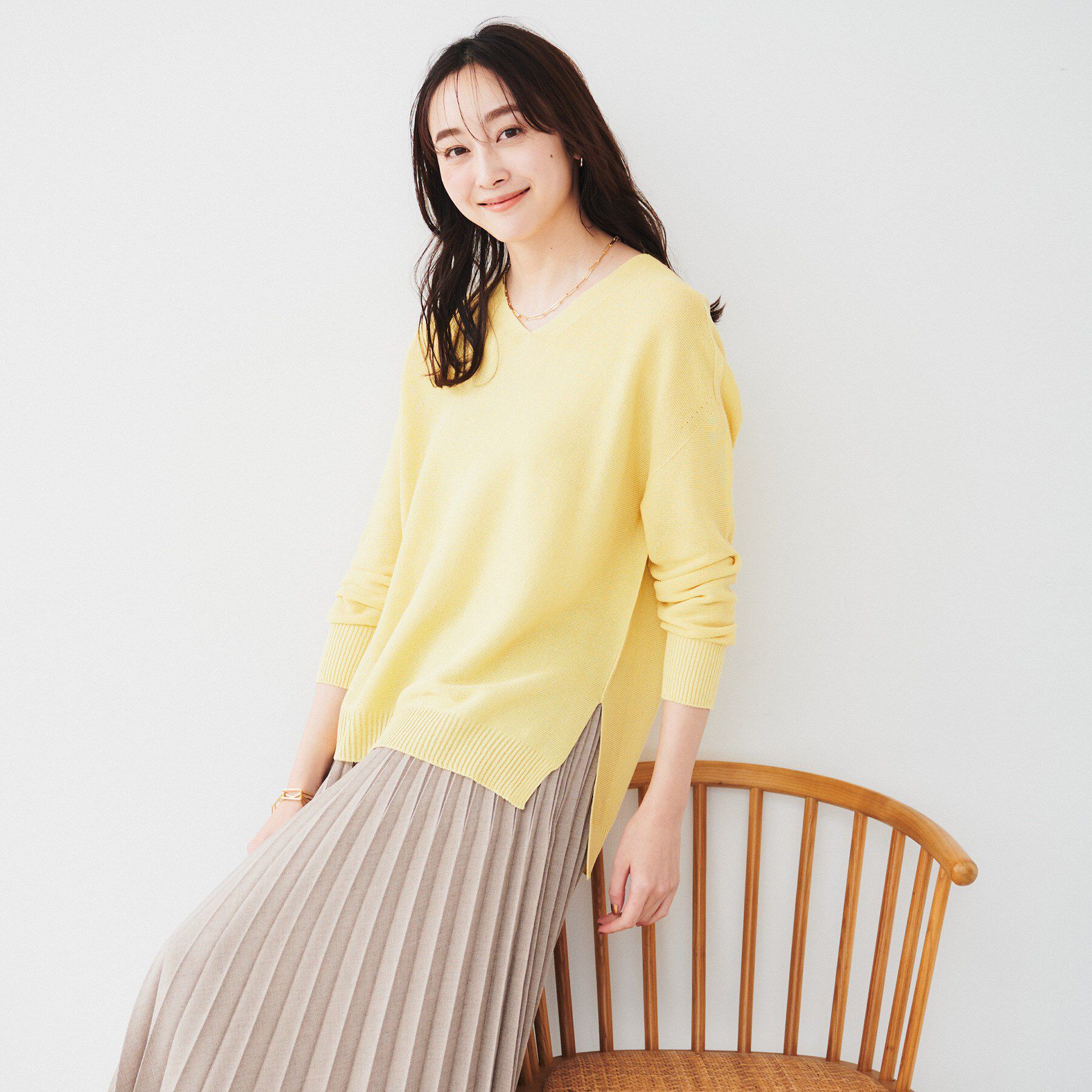 UNTITLED「【体型カバー/清涼感】サイドスリット Vネックニット」|ニット・セーター|