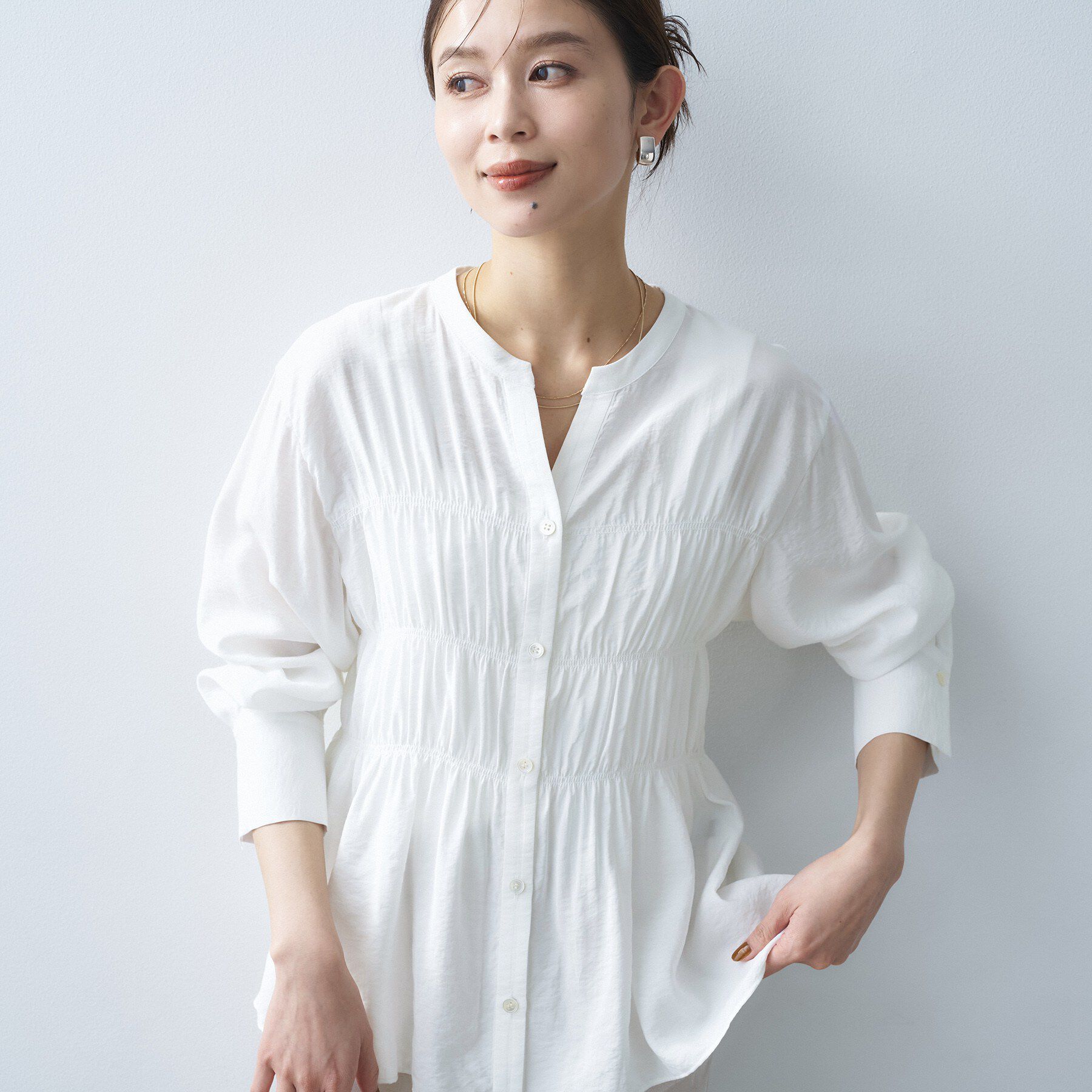 UNTITLED「【着映え/洗える】リラックスシャーリングブラウス」|シャツ・ブラウス|オフホワイト(003