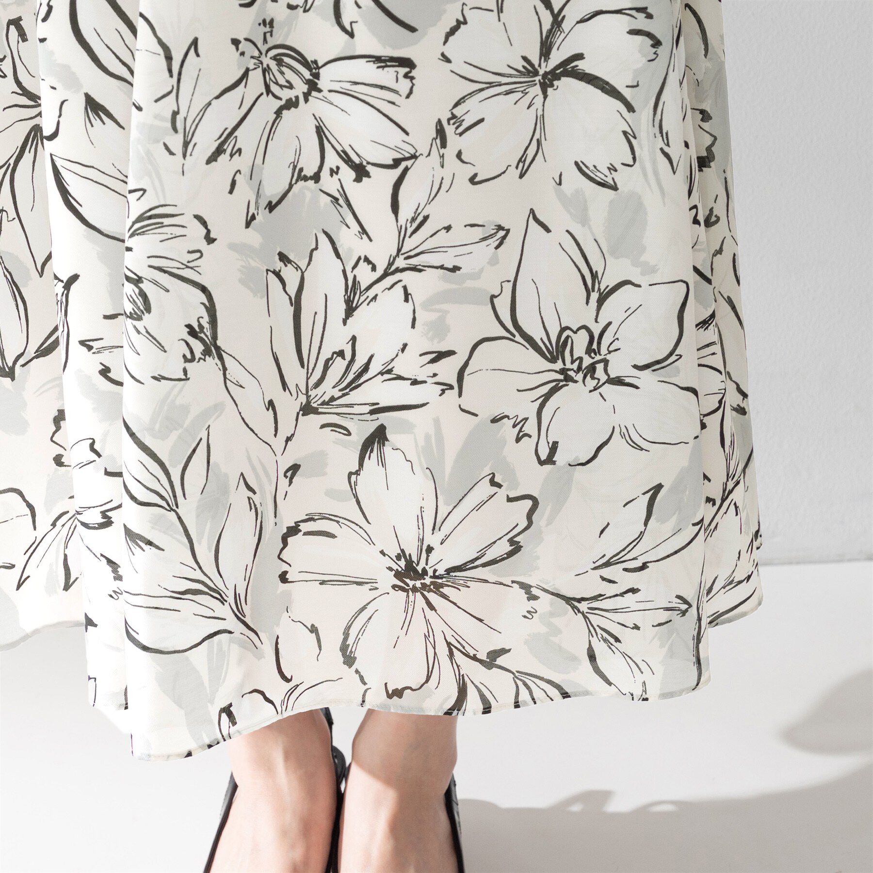 UNTITLED「【後ろウエストゴム/洗える】フラワープリントスカート」|スカート|