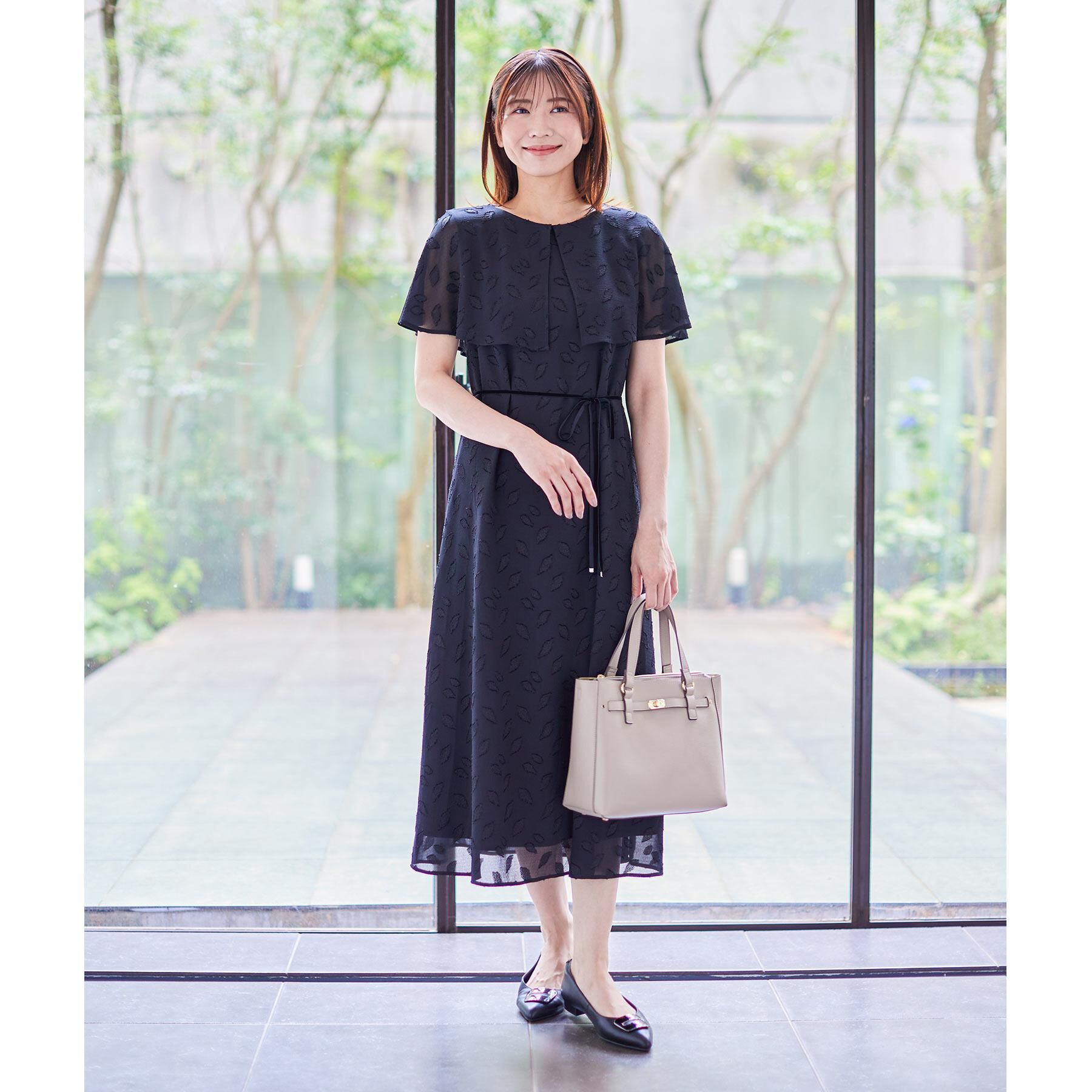 Reflect「【撥水／二の腕カバー／付属リボン付き】ケープデザインノースリーブワンピース」|ワンピース|