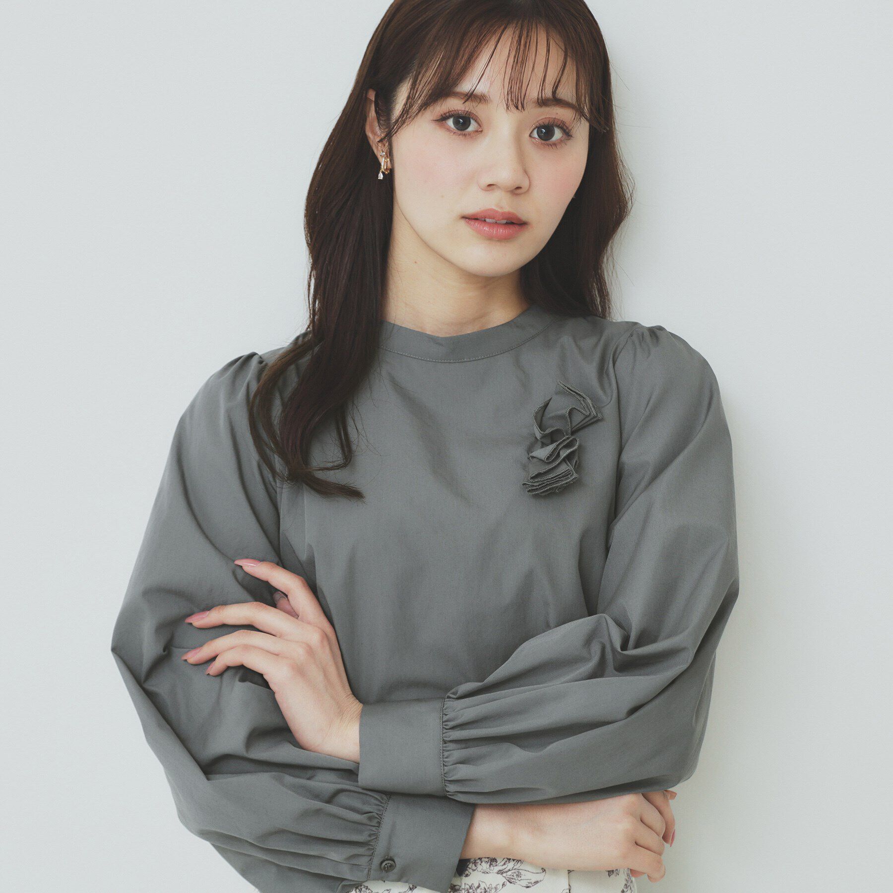 index「コサージュ付きタックパフブラウス【洗濯機洗い可/イージーアイロン】」|シャツ・ブラウス|