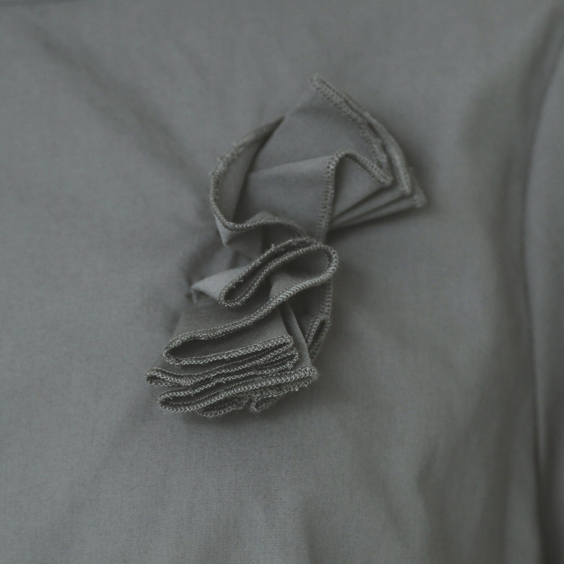 index「コサージュ付きタックパフブラウス【洗濯機洗い可/イージーアイロン】」|シャツ・ブラウス|