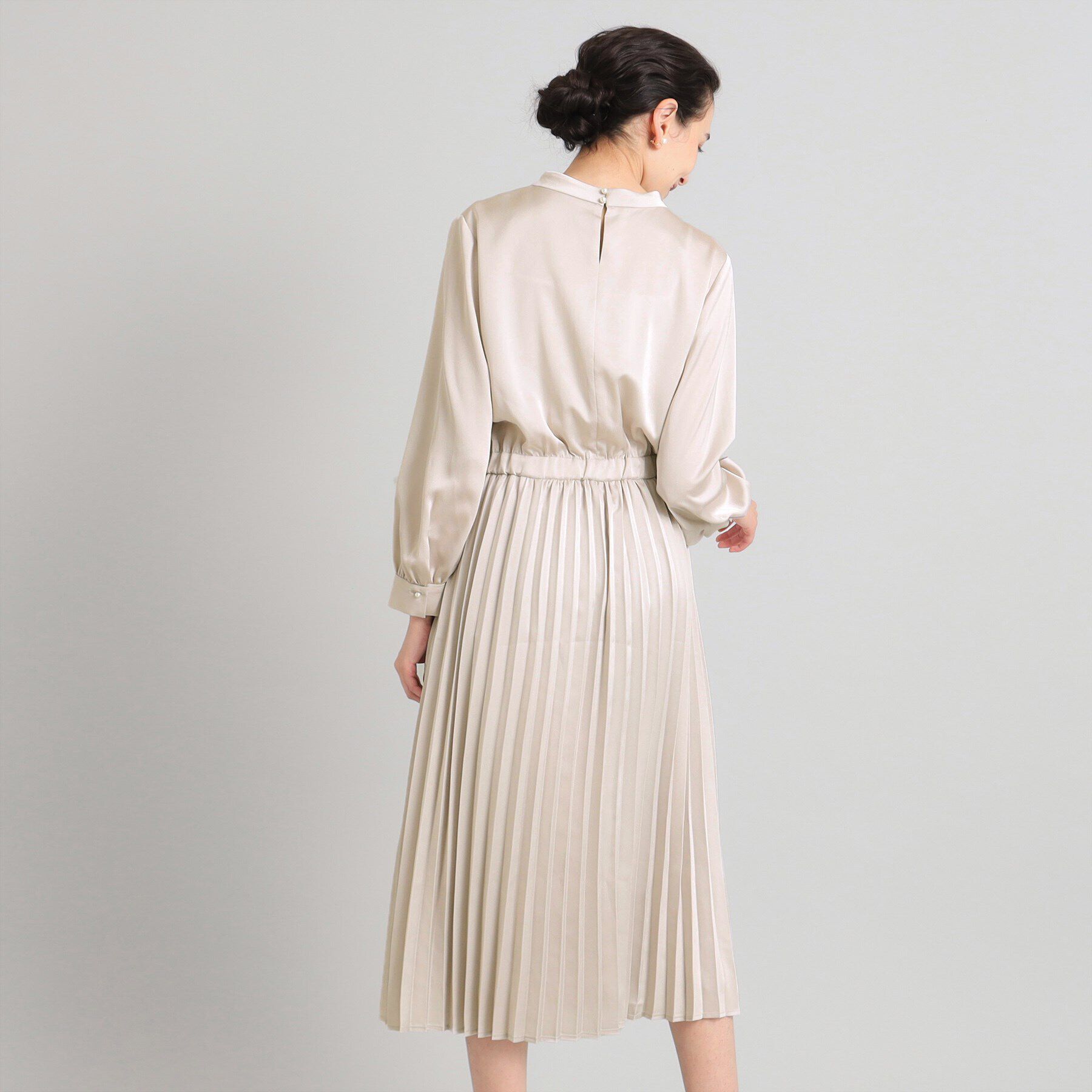 OPAQUE.CLIP「《通勤対応》 サテンプリーツワンピース【洗濯機洗い可】」|ワンピース|