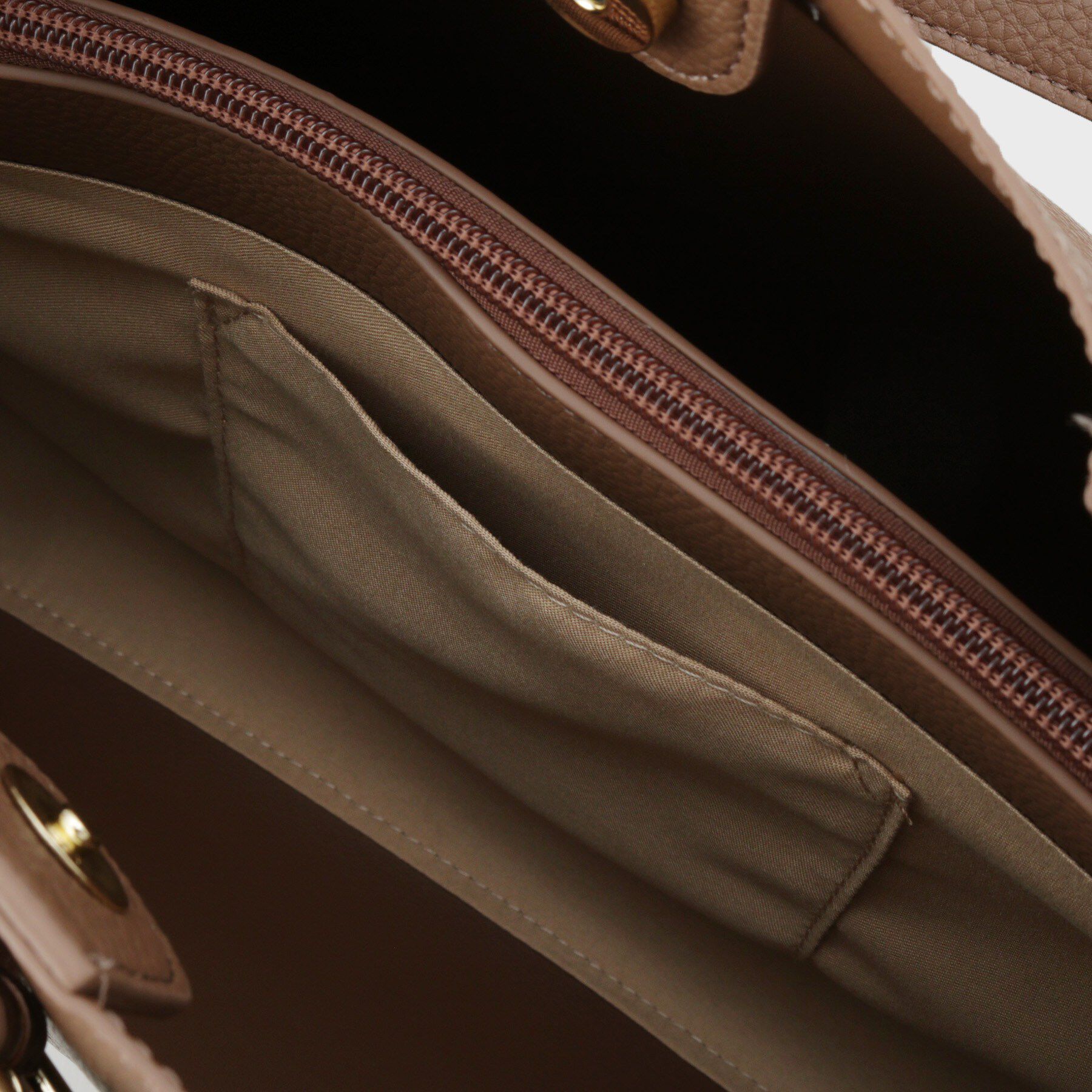 OPAQUE.CLIP「ベルトデザイン軽量シュリンク合皮A4トート」|トートバッグ|