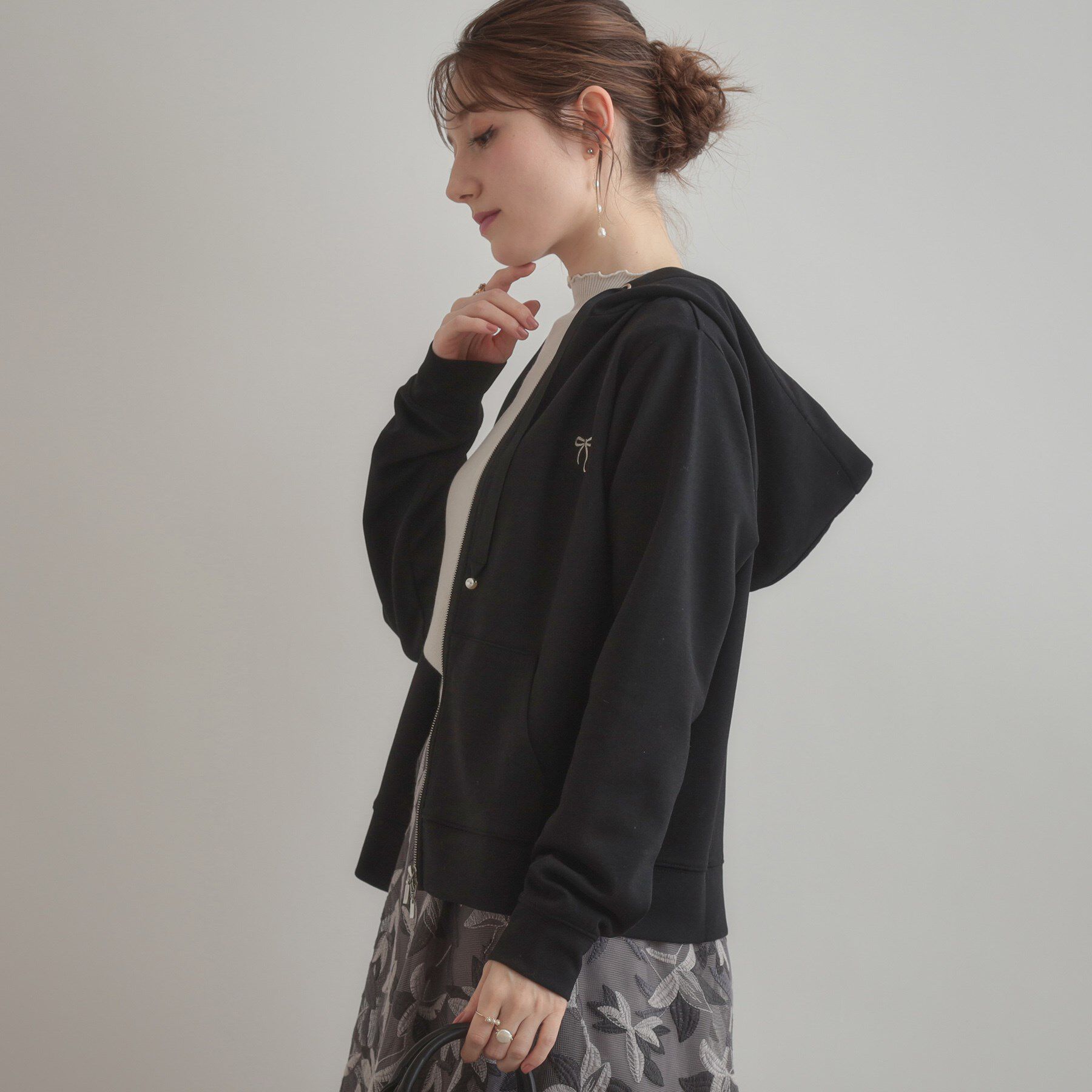 Couture broach「【マシンウォッシャブル・UVケア・大人可愛い】リボン刺繍ダンボールZIPフーディ」|パーカー|