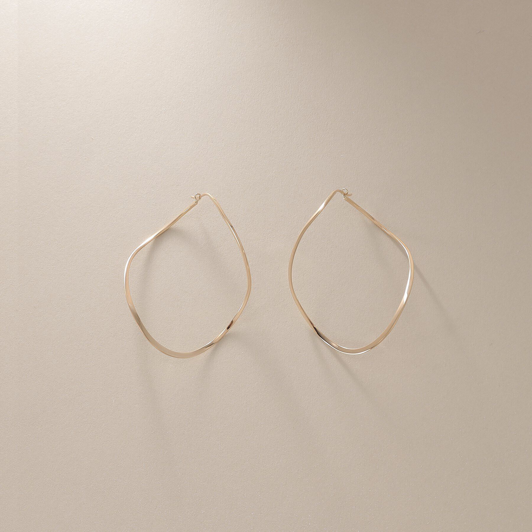 COCOSHNIK「K10ポリッシュ 変形フープピアスL」|ピアス|