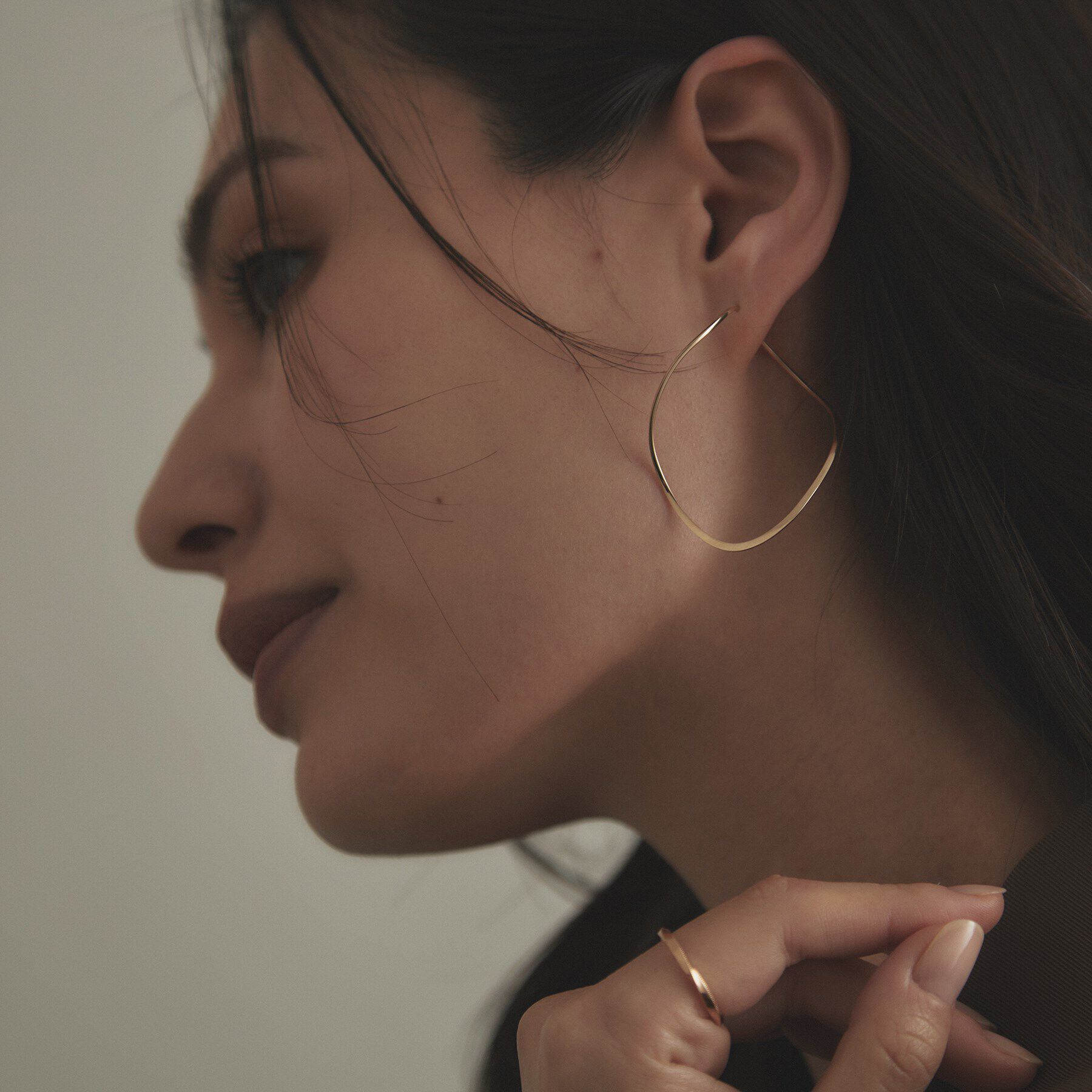 COCOSHNIK「K10ポリッシュ 変形フープピアスL」|ピアス|