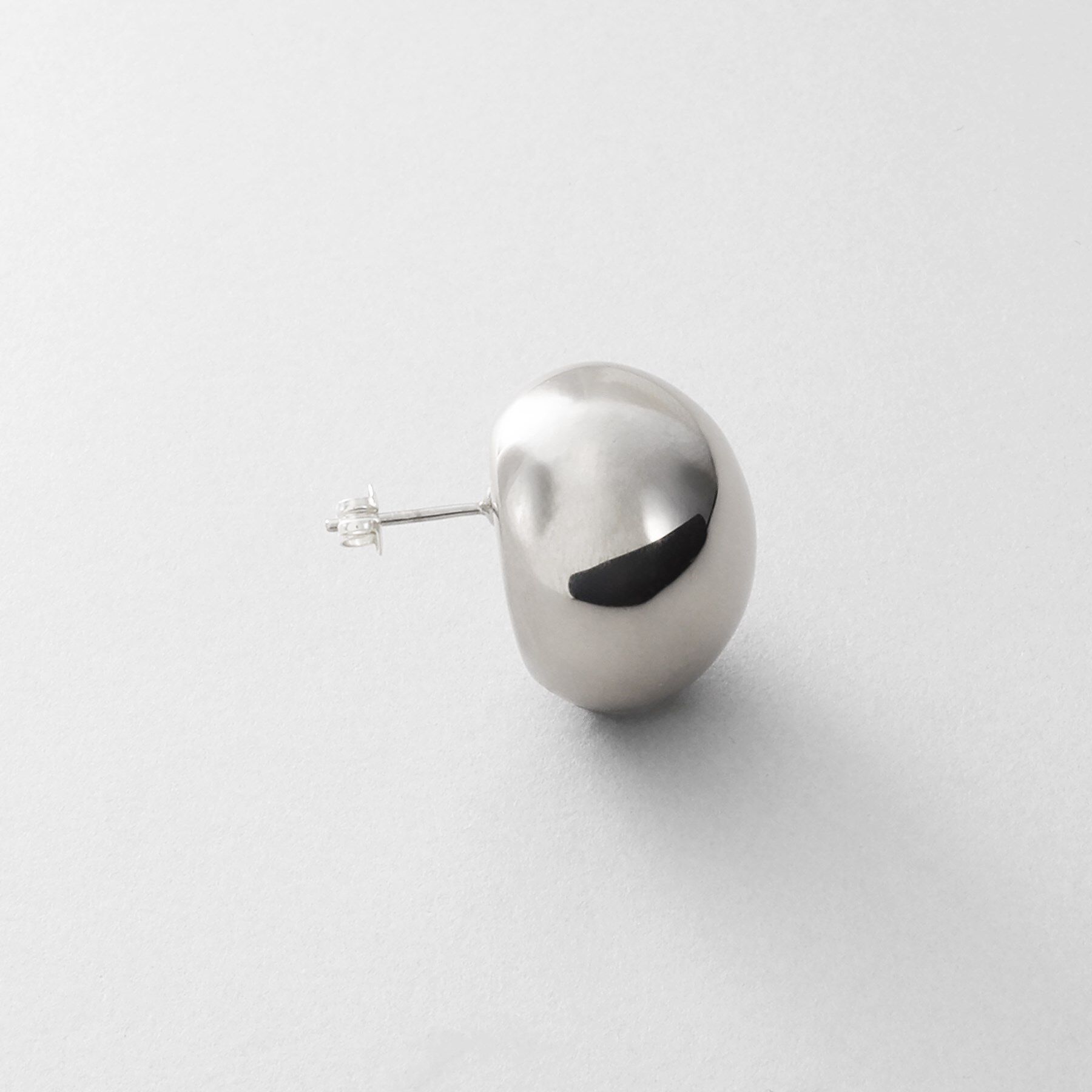 COCOSHNIK ONKITSCH「シルバー ホロウラウンドクッションピアス」|ピアス|