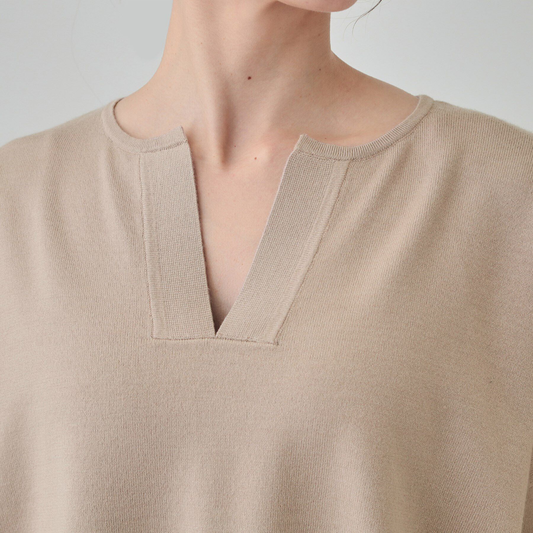 SHOO･LA･RUE「【洗える】レイヤードコーデも楽しめる もちもちVネックニット」|ニット・セーター|