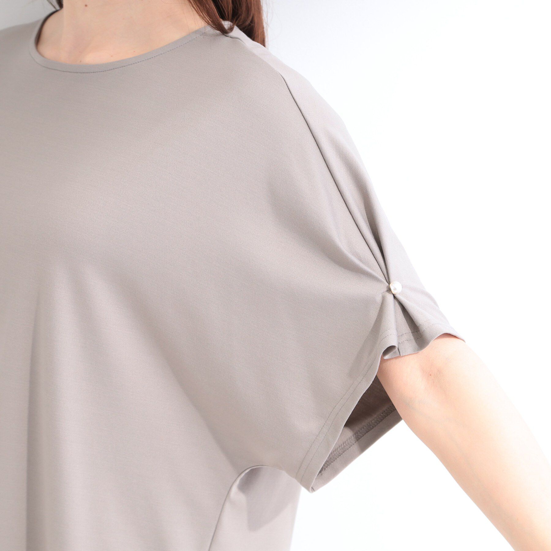 SHOO･LA･RUE「【洗濯機可/S-LL】フェイクパールがアクセント お袖タックドルマンブラウス」|Tシャツ・カットソー|