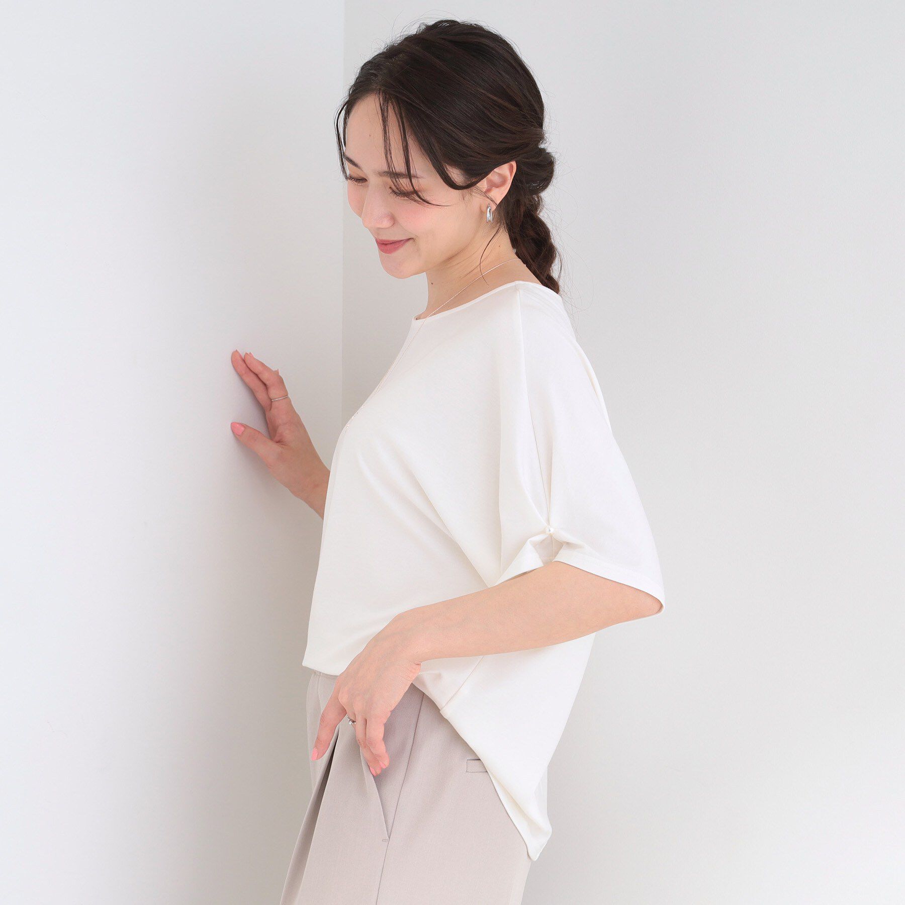 SHOO･LA･RUE「【洗濯機可/S-LL】フェイクパールがアクセント お袖タックドルマンブラウス」|Tシャツ・カットソー|