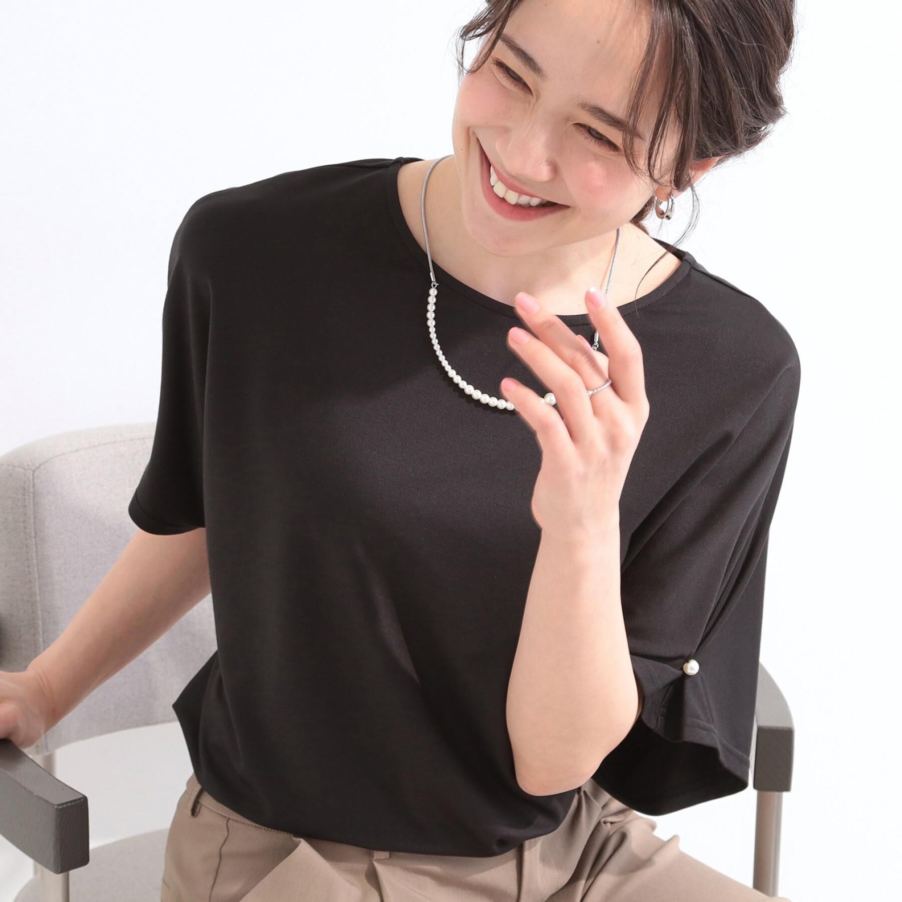 SHOO･LA･RUE「【洗濯機可/S-LL】フェイクパールがアクセント お袖タックドルマンブラウス」|Tシャツ・カットソー|ブラック(019)