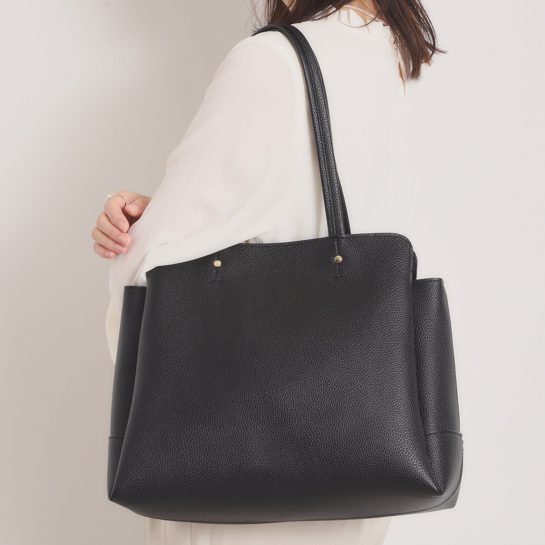 ITS&rsquo;DEMO「＜楽もち＞軽量PU三層A4トート」|トートバッグ|ブラック(019)