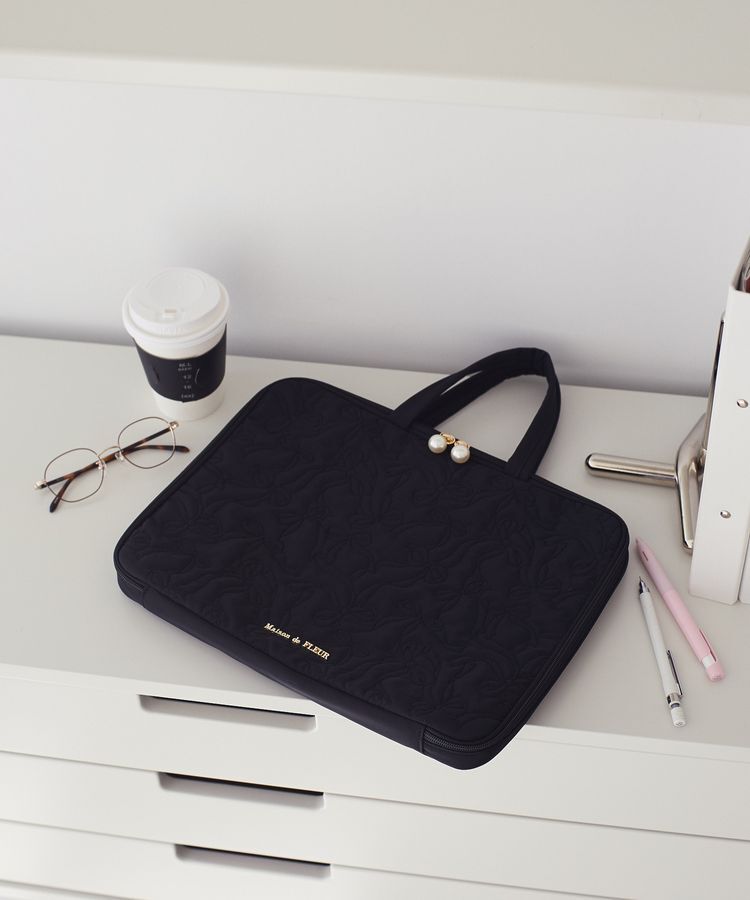 Maison de FLEUR「【PCスタンド内蔵】リボン柄キルティングPCケース」|その他|ブラック