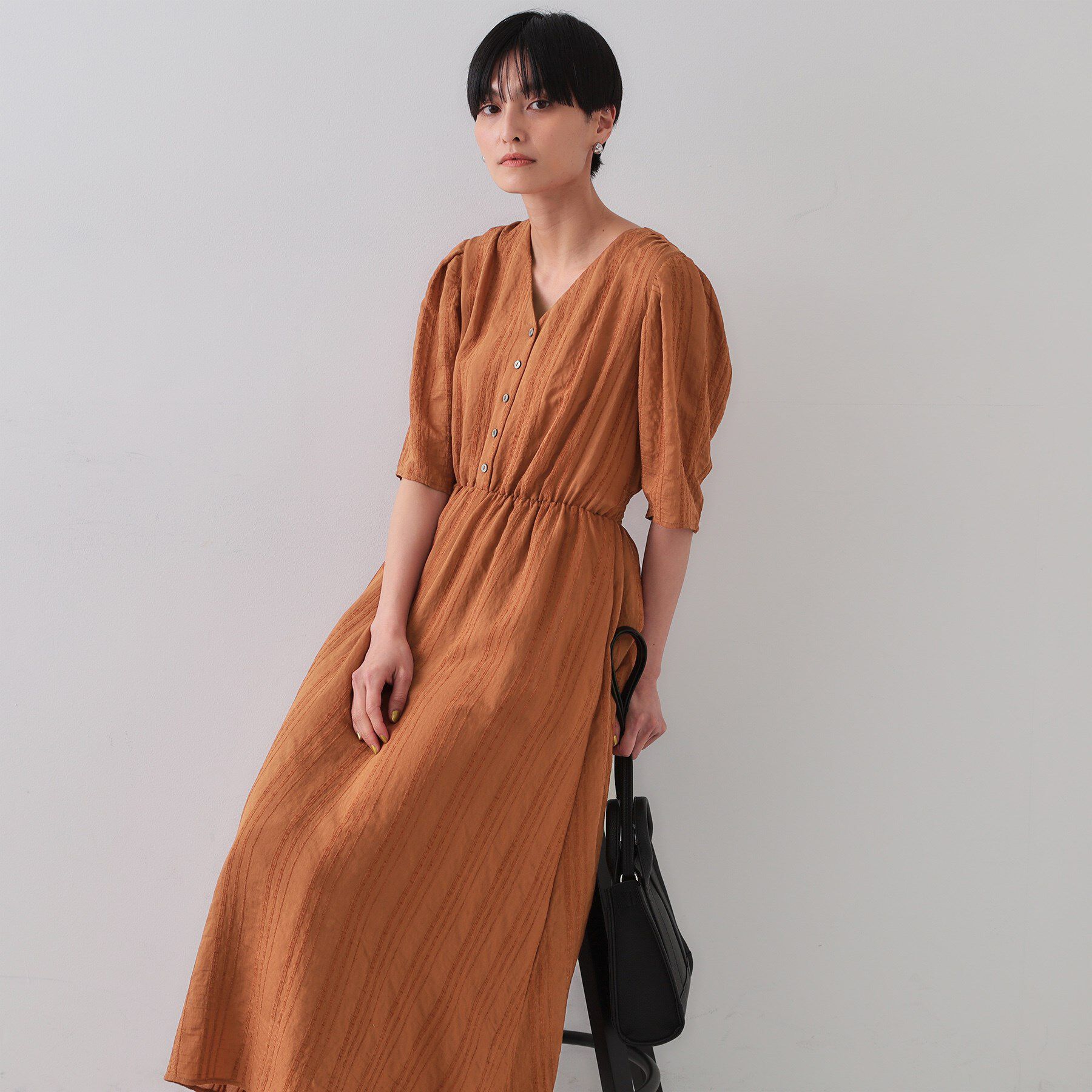 OPAQUE.CLIP「Vネックフィット＆フレアワンピース」|ワンピース|モカブラウン(042