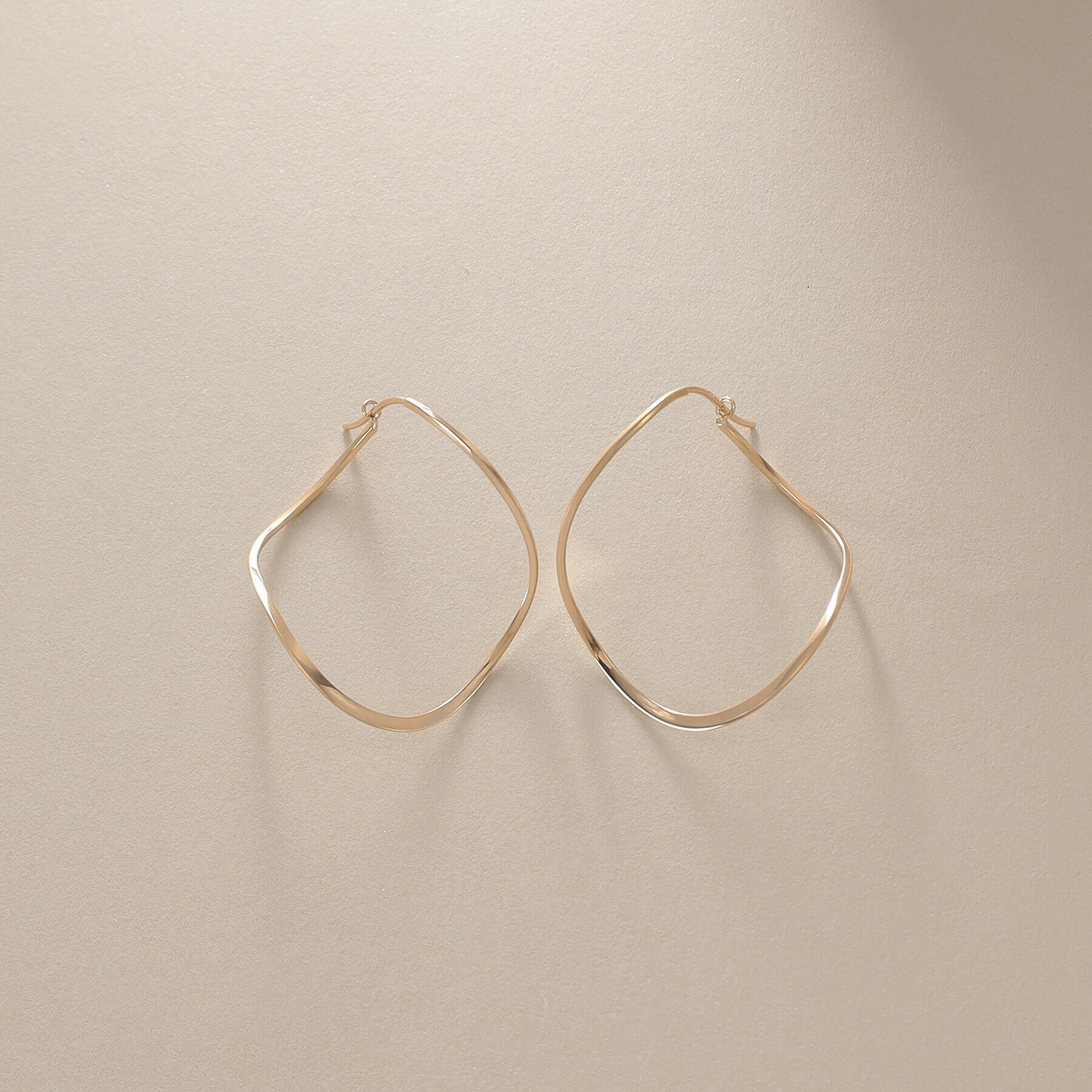 COCOSHNIK「K10ポリッシュ 変形フープピアスM」|ピアス|