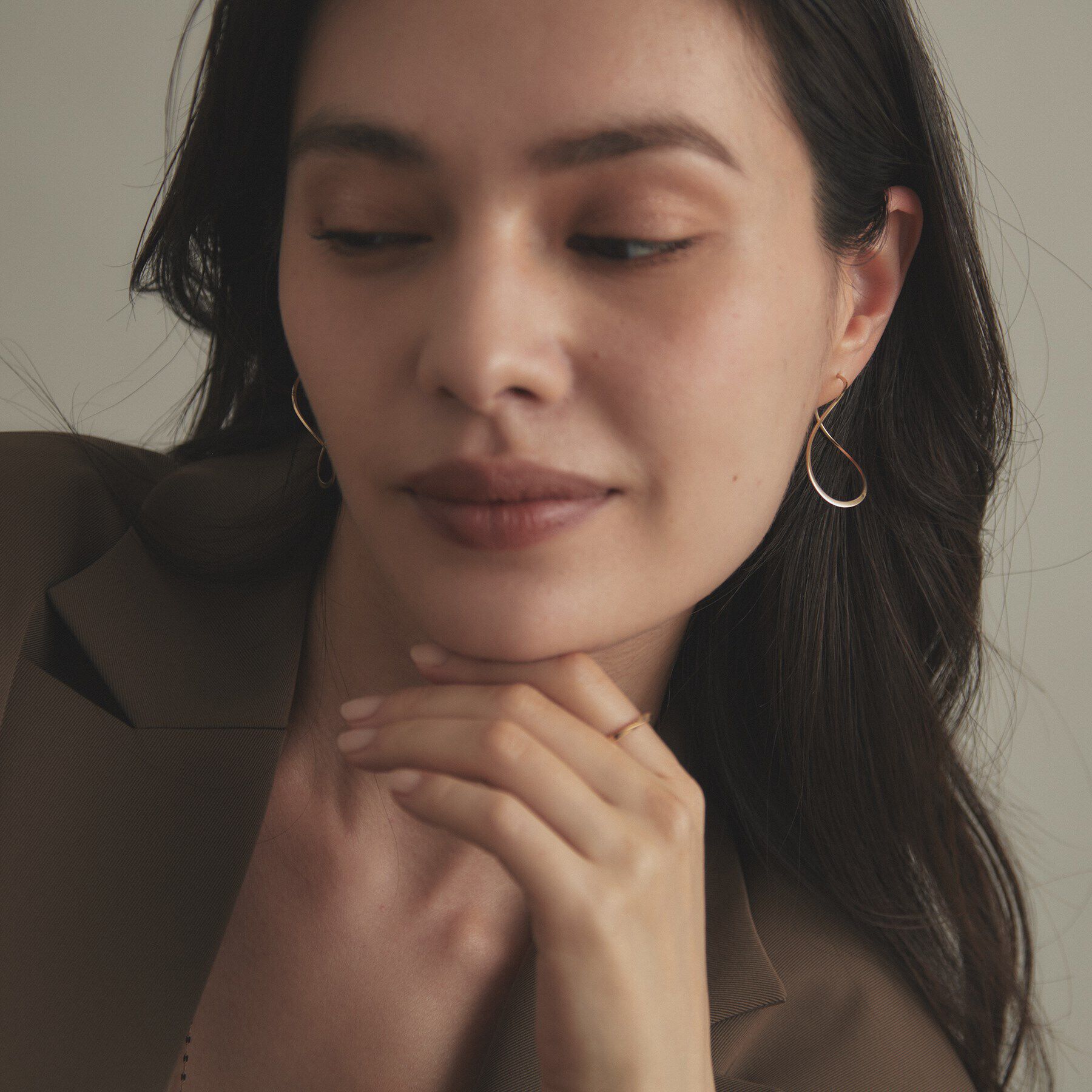 COCOSHNIK「K10ポリッシュ 変形フープピアスM」|ピアス|