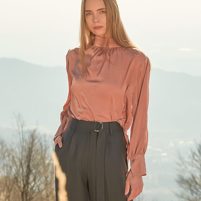 BACKYARD FAMILY「MIND ロイヤルライトサテントップス 通販 ブラウス サテンブラウス 長袖 ハイネック」|シャツ・ブラウス|