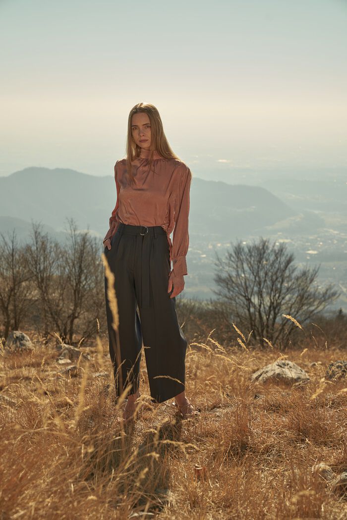 BACKYARD FAMILY「MIND ロイヤルライトサテントップス 通販 ブラウス サテンブラウス 長袖 ハイネック」|シャツ・ブラウス|