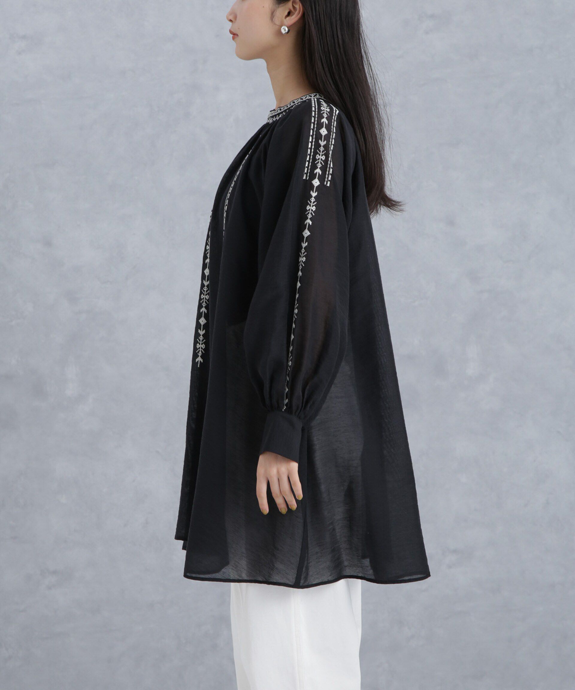 nano･universe「刺繍スモッキングギャザーチュニック」|シャツ・ブラウス|