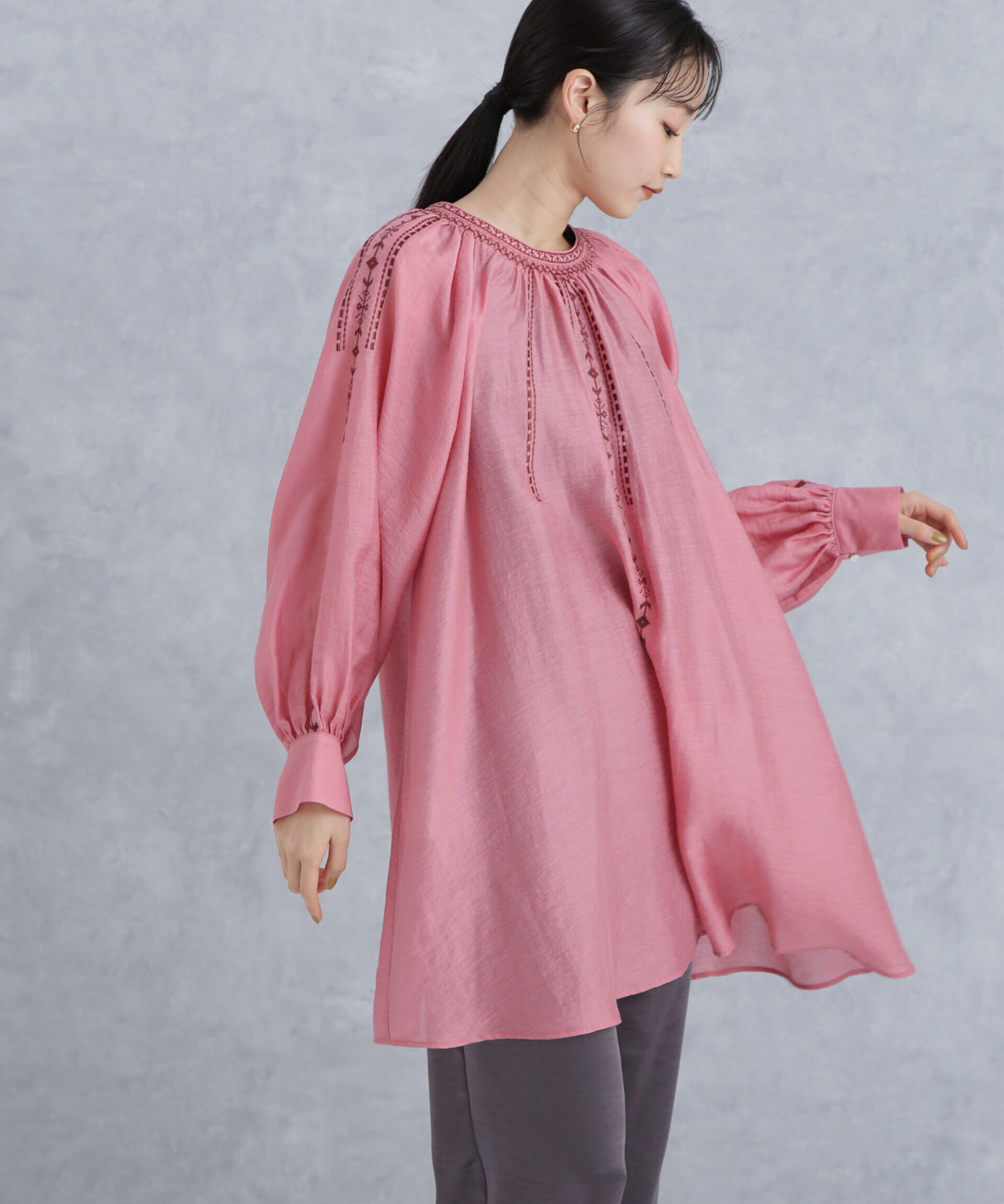 nano･universe「刺繍スモッキングギャザーチュニック」|シャツ・ブラウス|ピンク