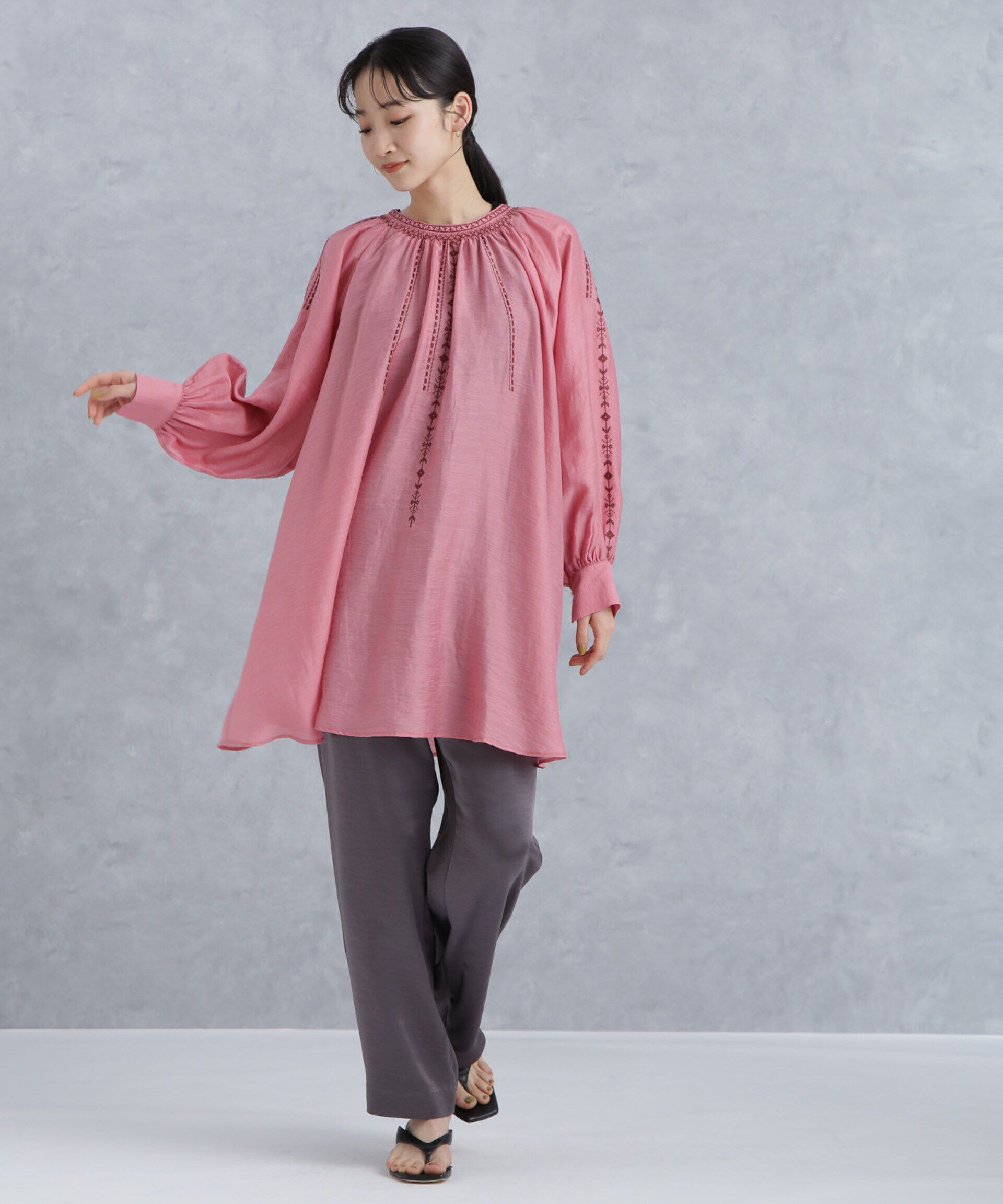 nano･universe「刺繍スモッキングギャザーチュニック」|シャツ・ブラウス|