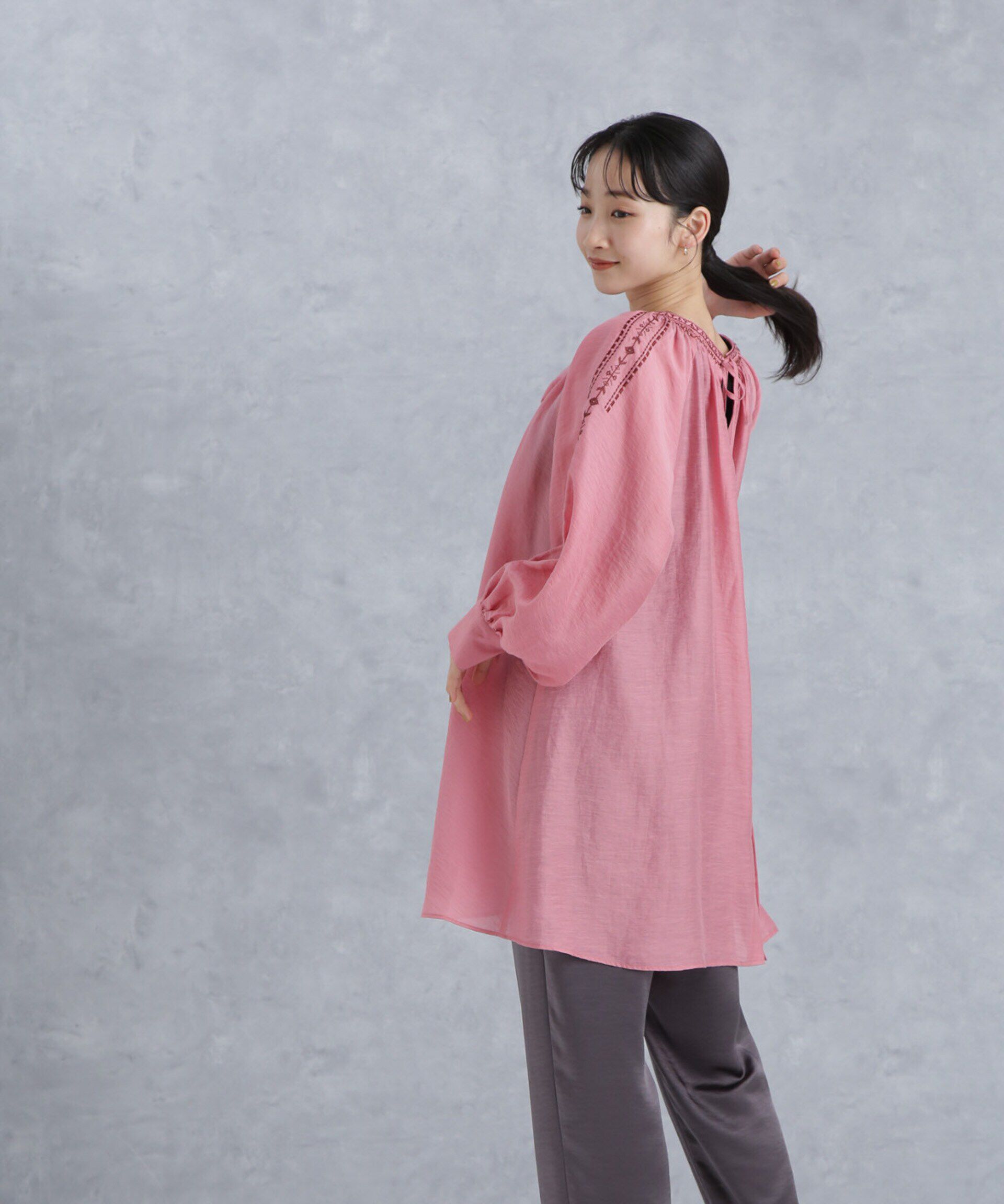 nano･universe「刺繍スモッキングギャザーチュニック」|シャツ・ブラウス|