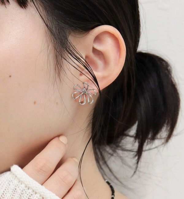 fredy emue「メタルラインフラワーピアス」|ピアス|