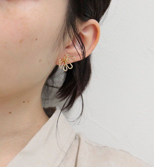 fredy emue「メタルラインフラワーピアス」|ピアス|ゴールド