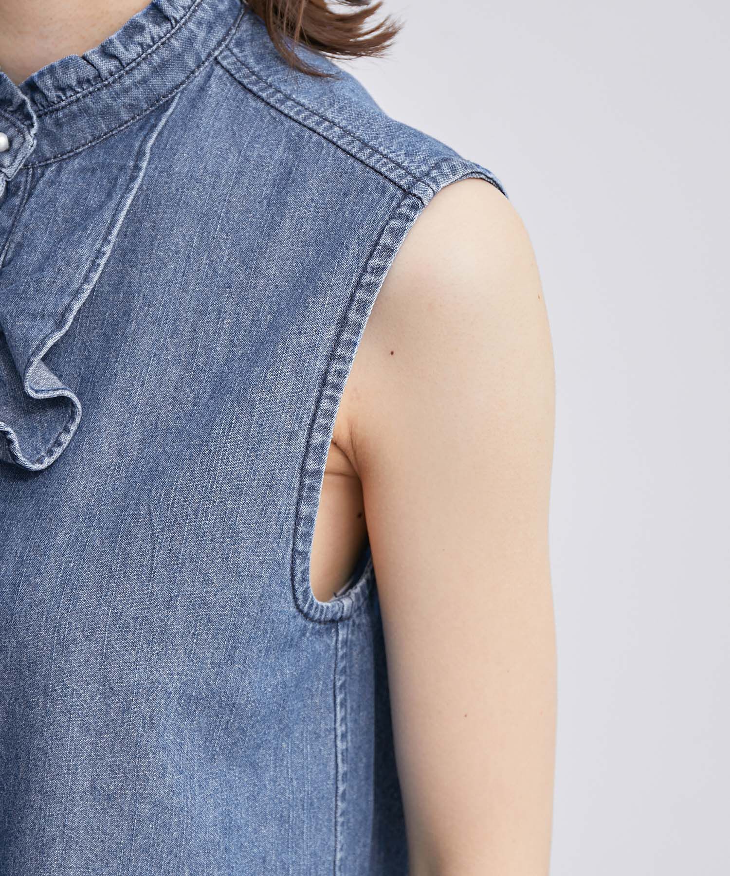 ROPE「【雑誌掲載】【洗える】サステナブルデニムラッフルブラウス/セットアップ対応」|シャツ・ブラウス|