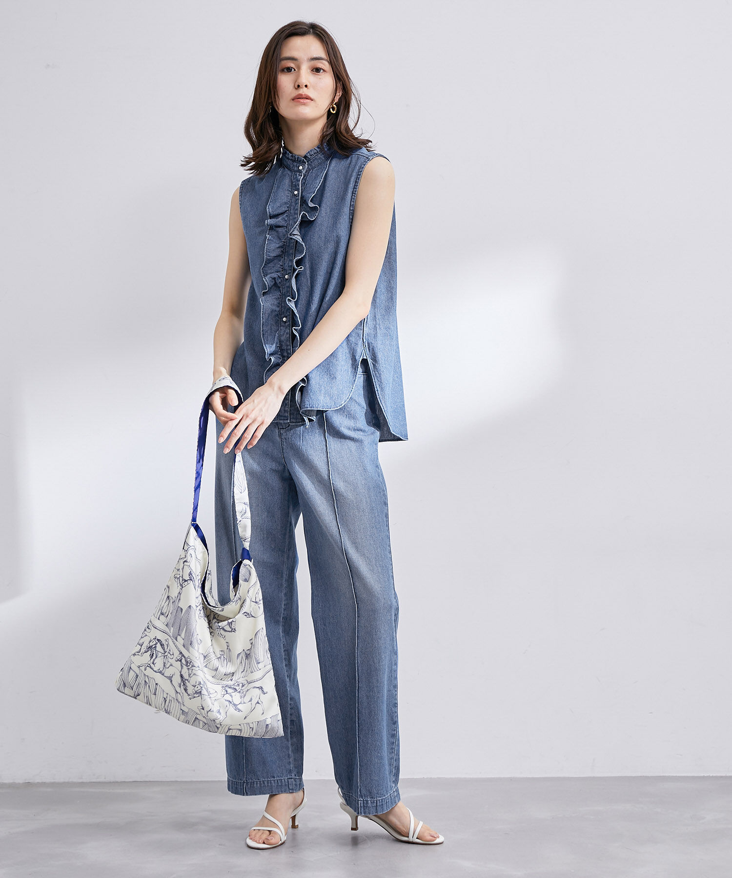 ROPE「【雑誌掲載】【洗える】サステナブルデニムラッフルブラウス/セットアップ対応」|シャツ・ブラウス|