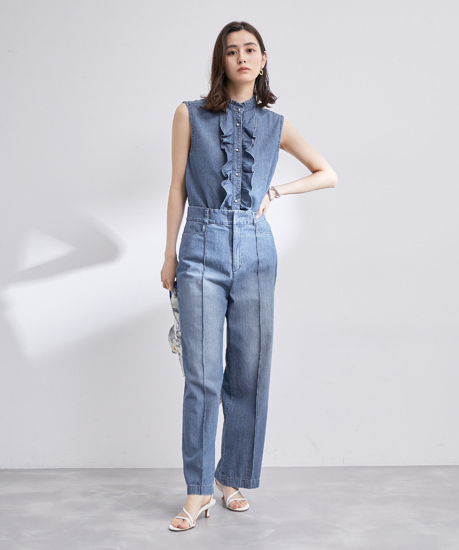 ROPE「【雑誌掲載】【洗える】サステナブルデニムラッフルブラウス/セットアップ対応」|シャツ・ブラウス|