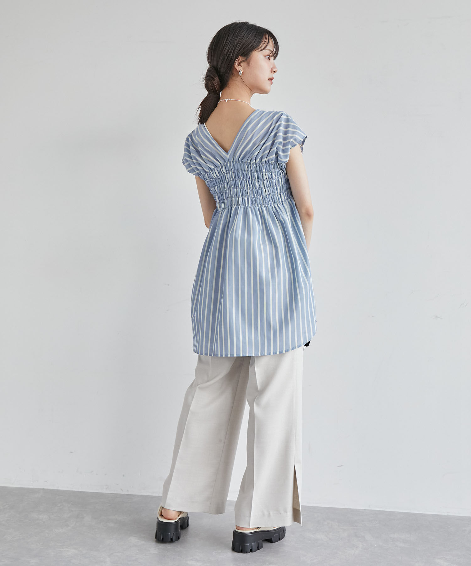 VIS「【洗える】ゆるVネックシャーリングシャツブラウス」|シャツ・ブラウス|