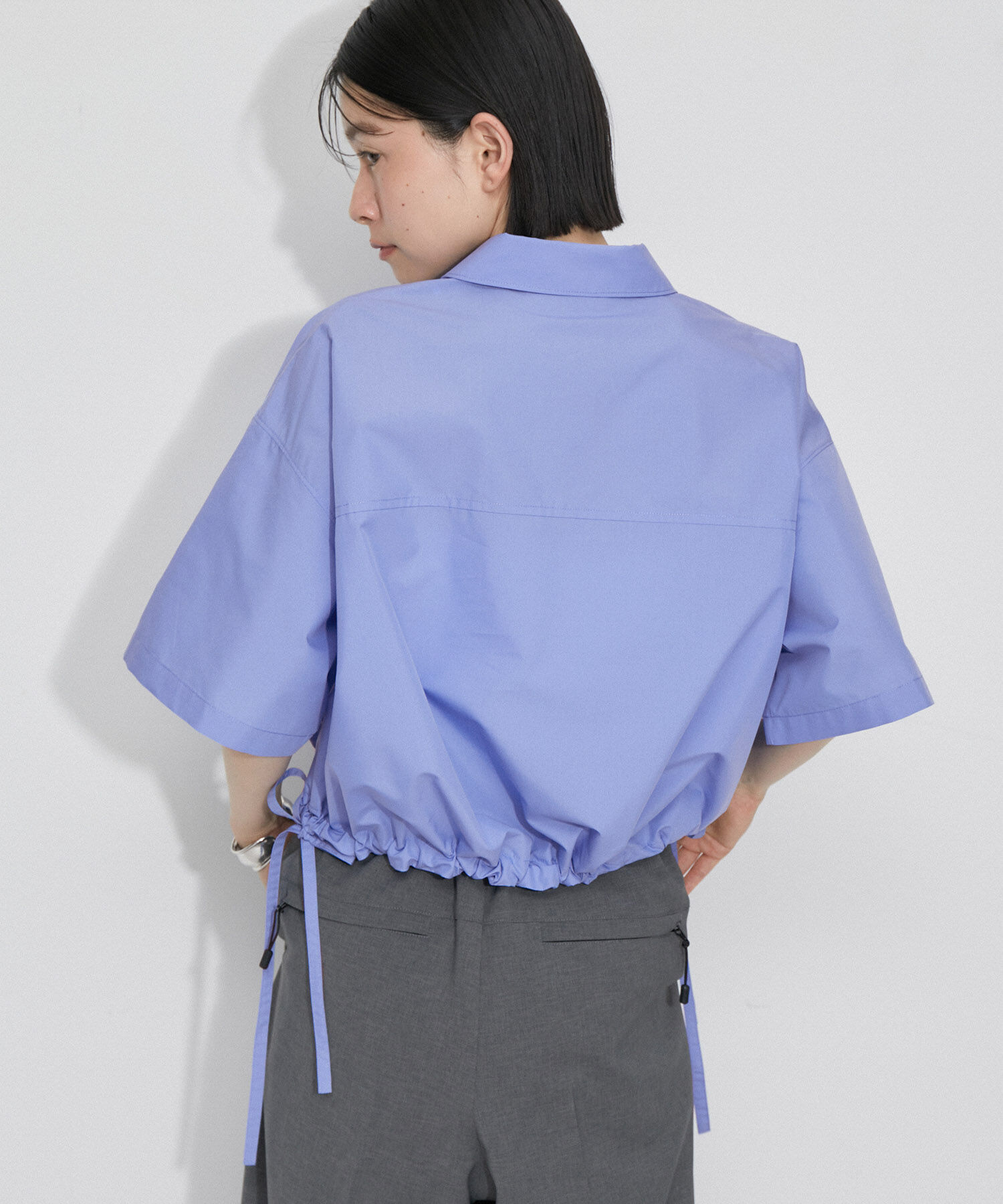 ADAM ET ROPE'「【サステナブル】クロップドギャザリングシャツ」|シャツ・ブラウス|